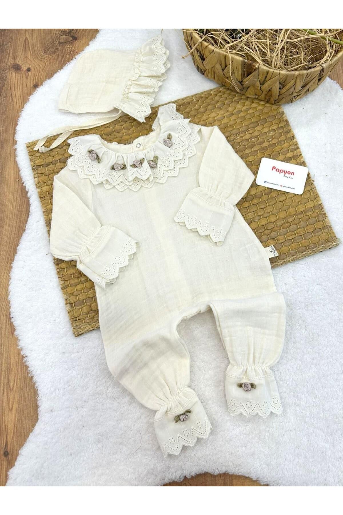 Papyon Baby Kids Güpürlü Güllü Yakalı Kız Bebek Şapkalı Naturel Müslin Tulum (0-3/3-6/6-9 Ay)