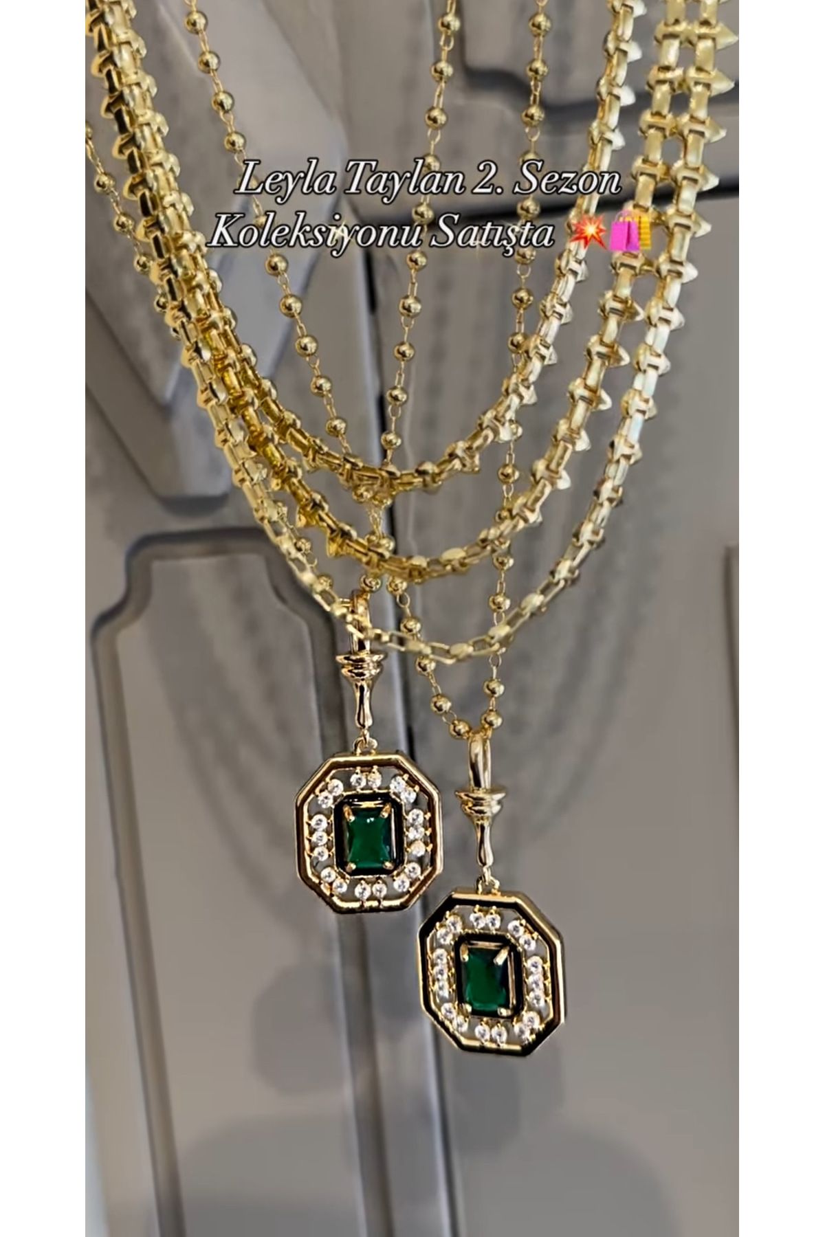 JELLY KADIN ÇELİK GOLD RENK SERENAY LEYLA MODEL ZÜMRÜT YEŞİL ZİRKON TAŞLI VIP BAGET MODEL TASARIM KOLYE