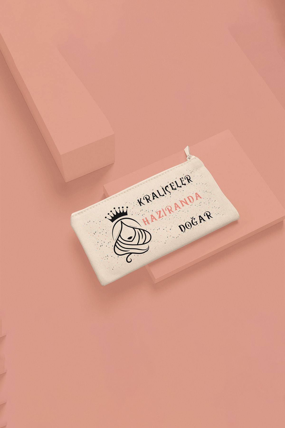 qoeuyl boutique Kraliçeler Bu Ayda Doğar Baskılı Doğum Günü Hediyelik Bez Makyaj Çantası Kalemlik Cüzdan