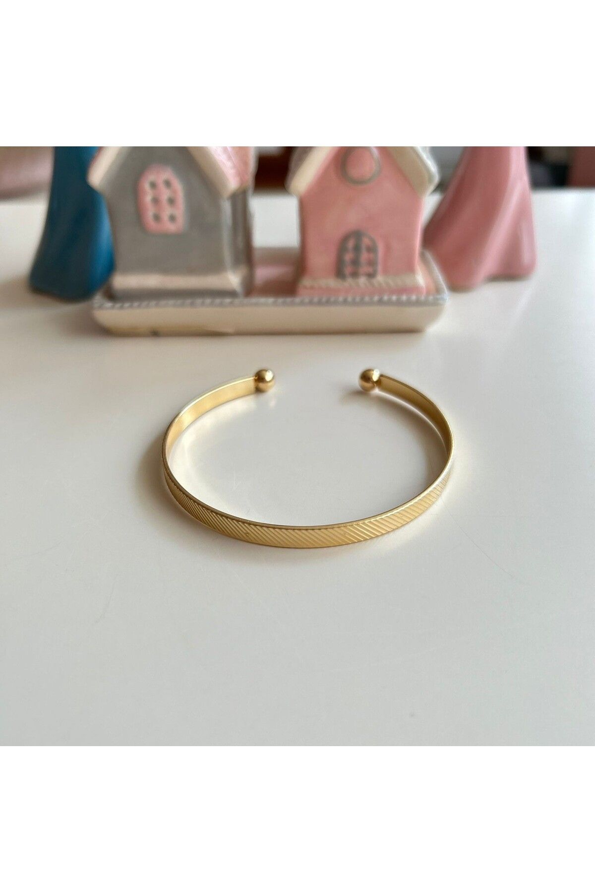 Cheecky Chic İpekish | Çizgi Desenli Gold Sabit Bilezik - Şık ve Modern Kadın Aksesuarı