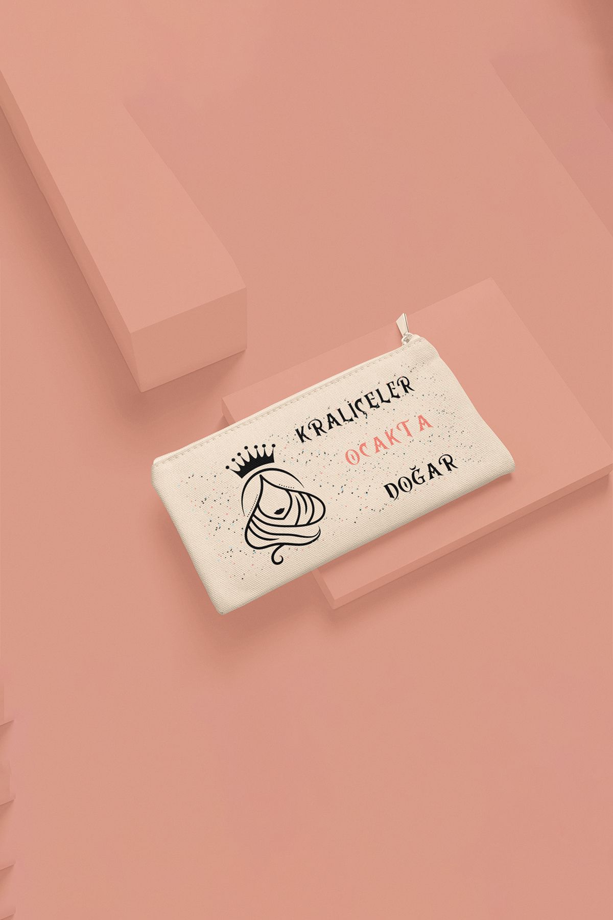 qoeuyl boutique Kraliçeler Bu Ayda Doğar Baskılı Doğum Günü Hediyelik Bez Makyaj Çantası Kalemlik Cüzdan