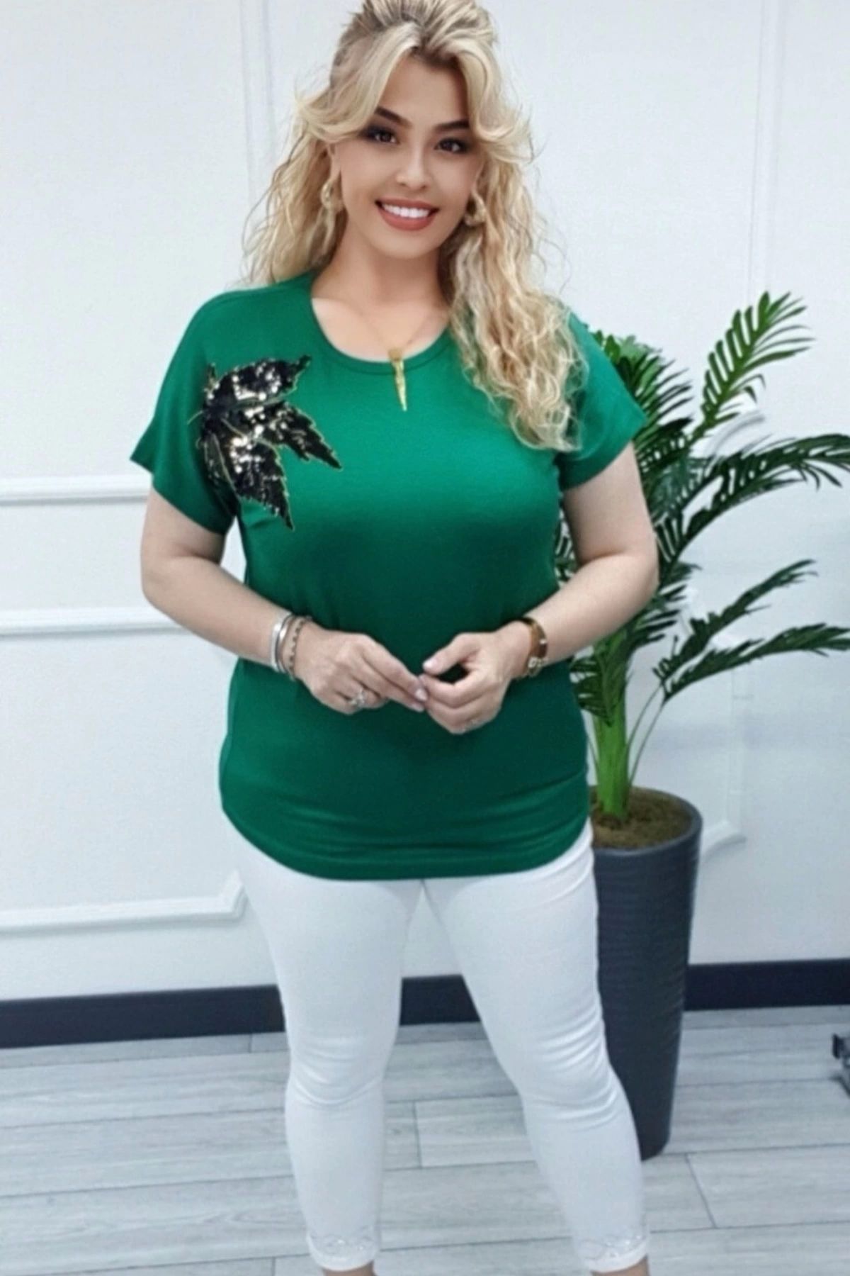 Bİ.GİYSEN Kadın Yeşil Büyük Beden Bisiklet Yaka Göğsü Çiçek Aplikeli Likralı Kısa Kol Bluz