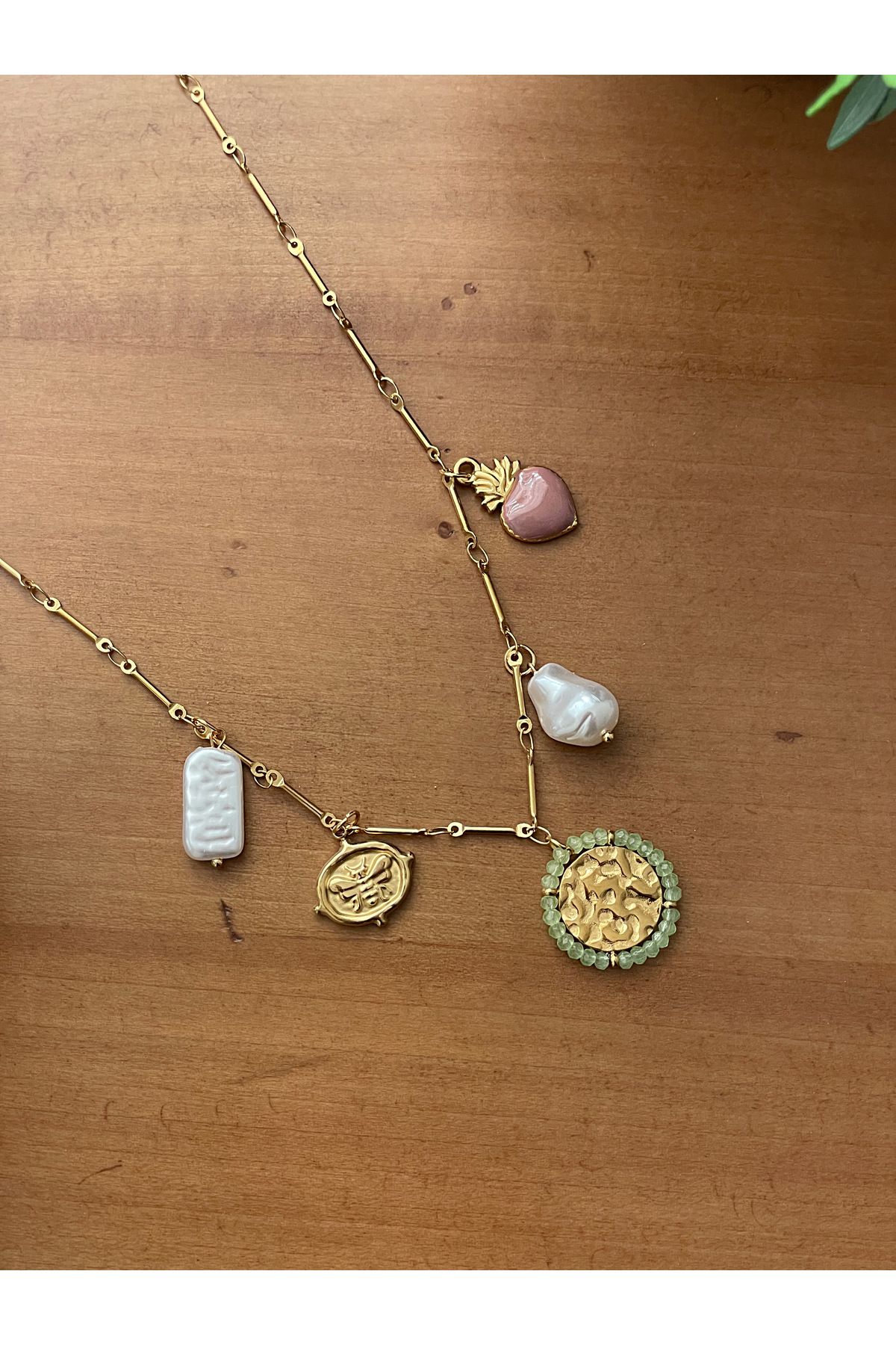 JELLY Kadın Çelik Gold Renk Çilek Figürlü Incili Detaylı Charmlı Bohem Tasarım Kolye