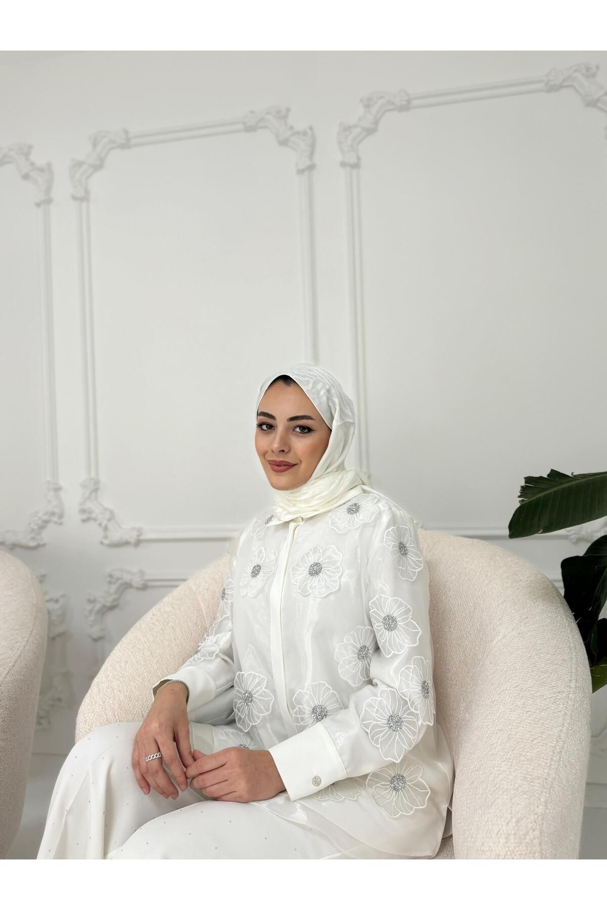 Premium TAŞLI ÇİÇEK DETAYLI ORGANZE GÖMLEK