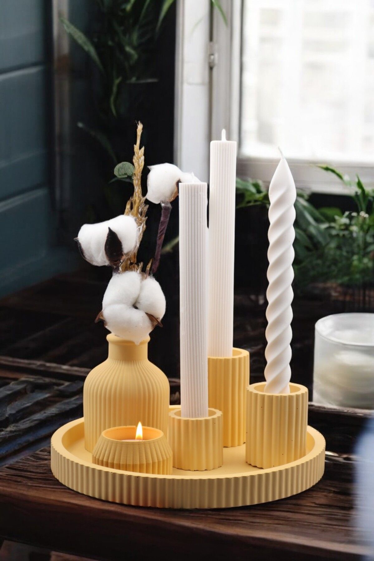 LUMİNA 6’lı Dekoratif Beton Set – Kum Sarısı | Tepsi, Vazo, 3 Şamdan ve Tealight Mumluk