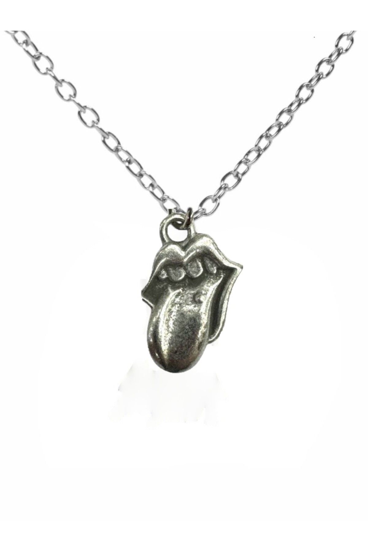 Herşey Nota Rolling Stones Logolu Metal Kolye – Gümüş Renk | Unisex Retro Tarz Aksesuar