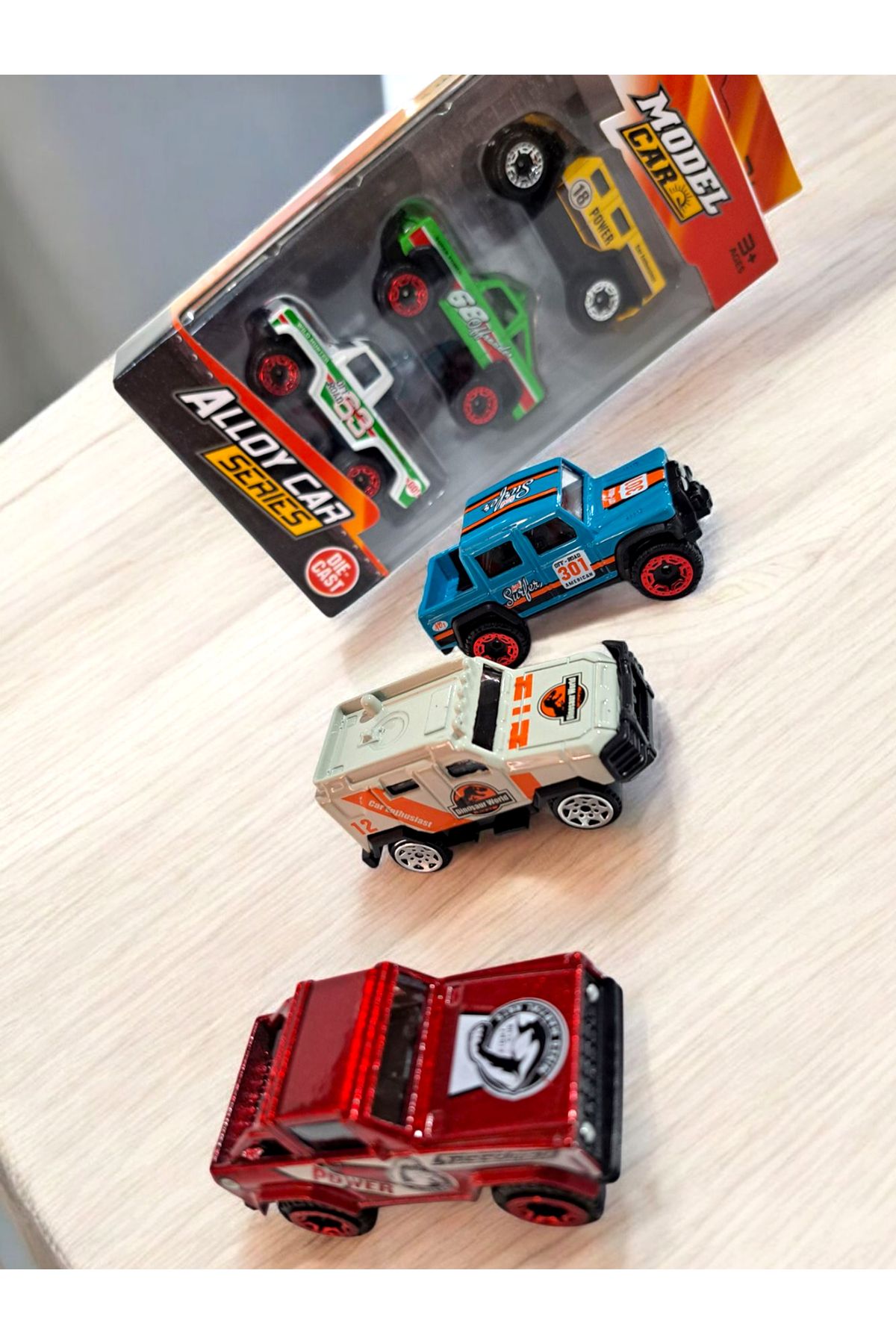 ALYTOYS Oyuncak Arabalar 3 adet SPOR ARABA Metal Arabalar renkli desenli 7,3,5cm kutu 18x9,5cm