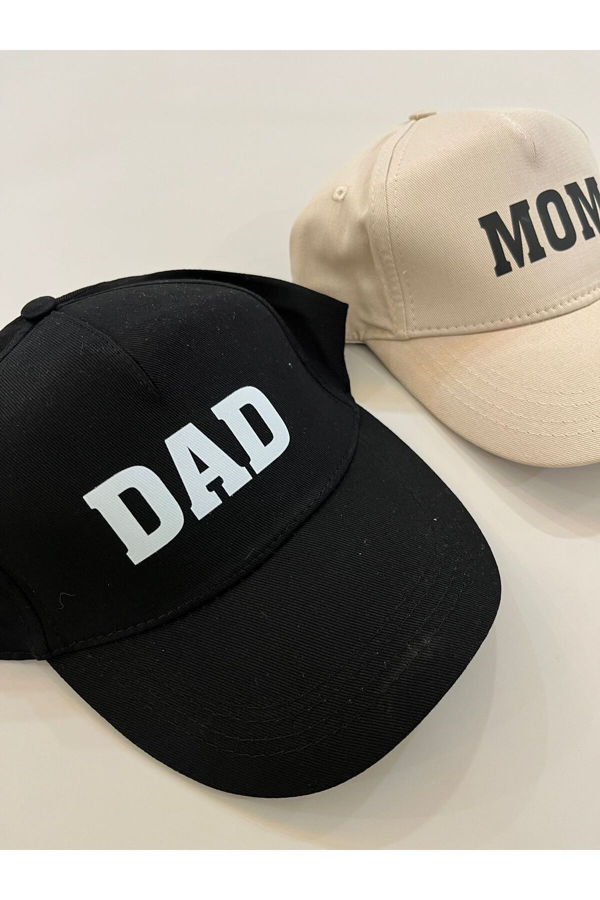 mihi hediyelik El Yazılı Dad & Mom 2'li Basic Beyzbol Kep Set Siyah, Krem