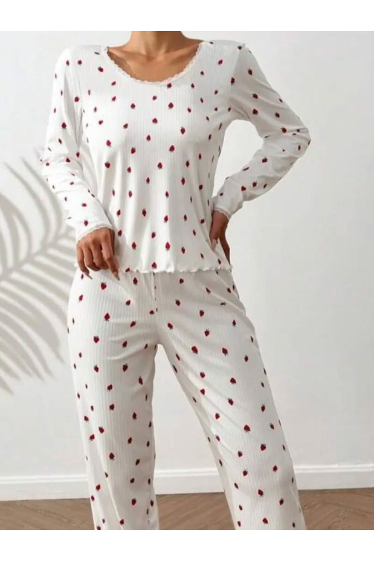 MODA Çilek Desenli Dantel Yaka Krinkıl Pijama Takımı