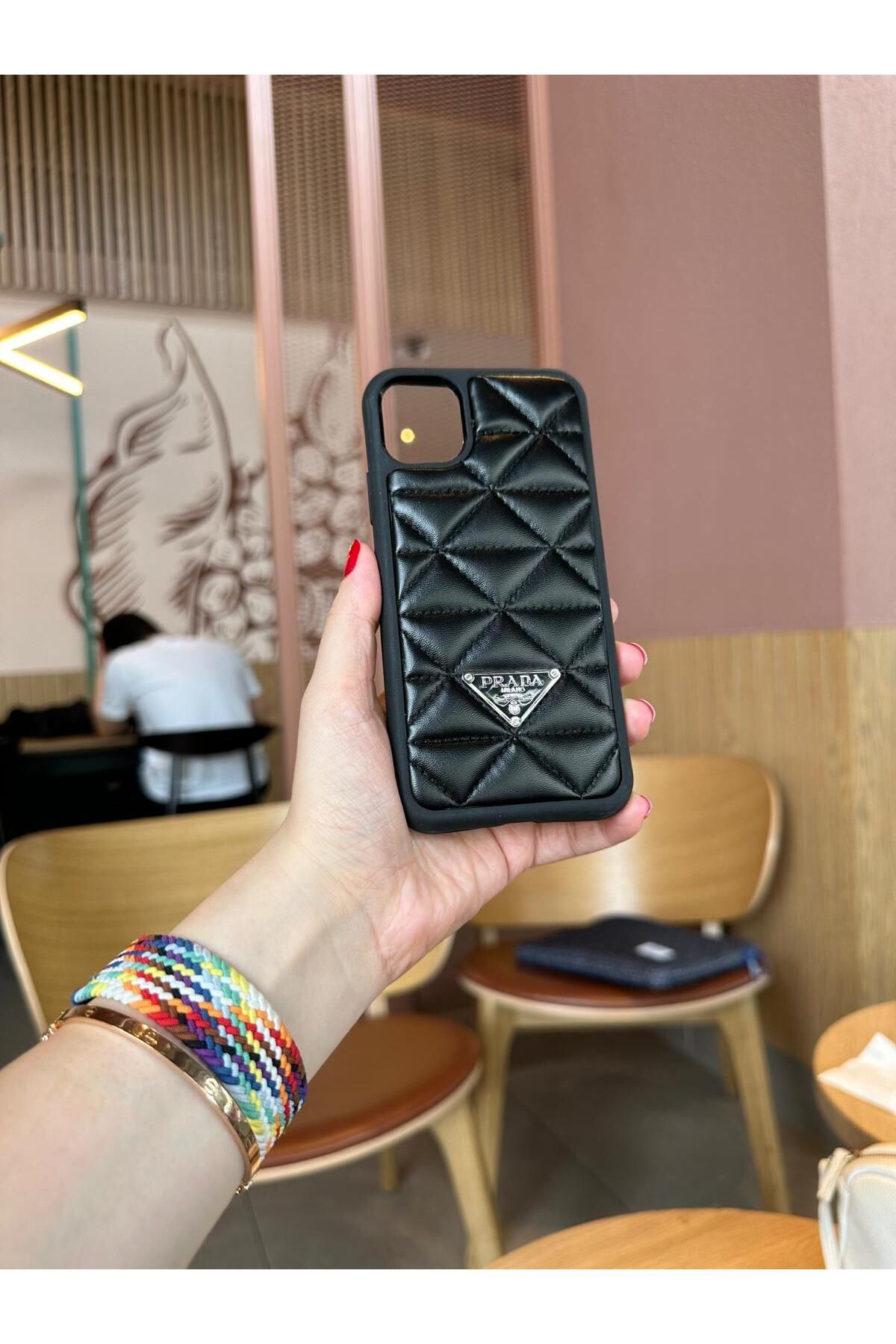 Serena Company iPhone 11 Marka Detaylı Baklava Desenli Kabartmalı Siyah Telefon Kılıfı
