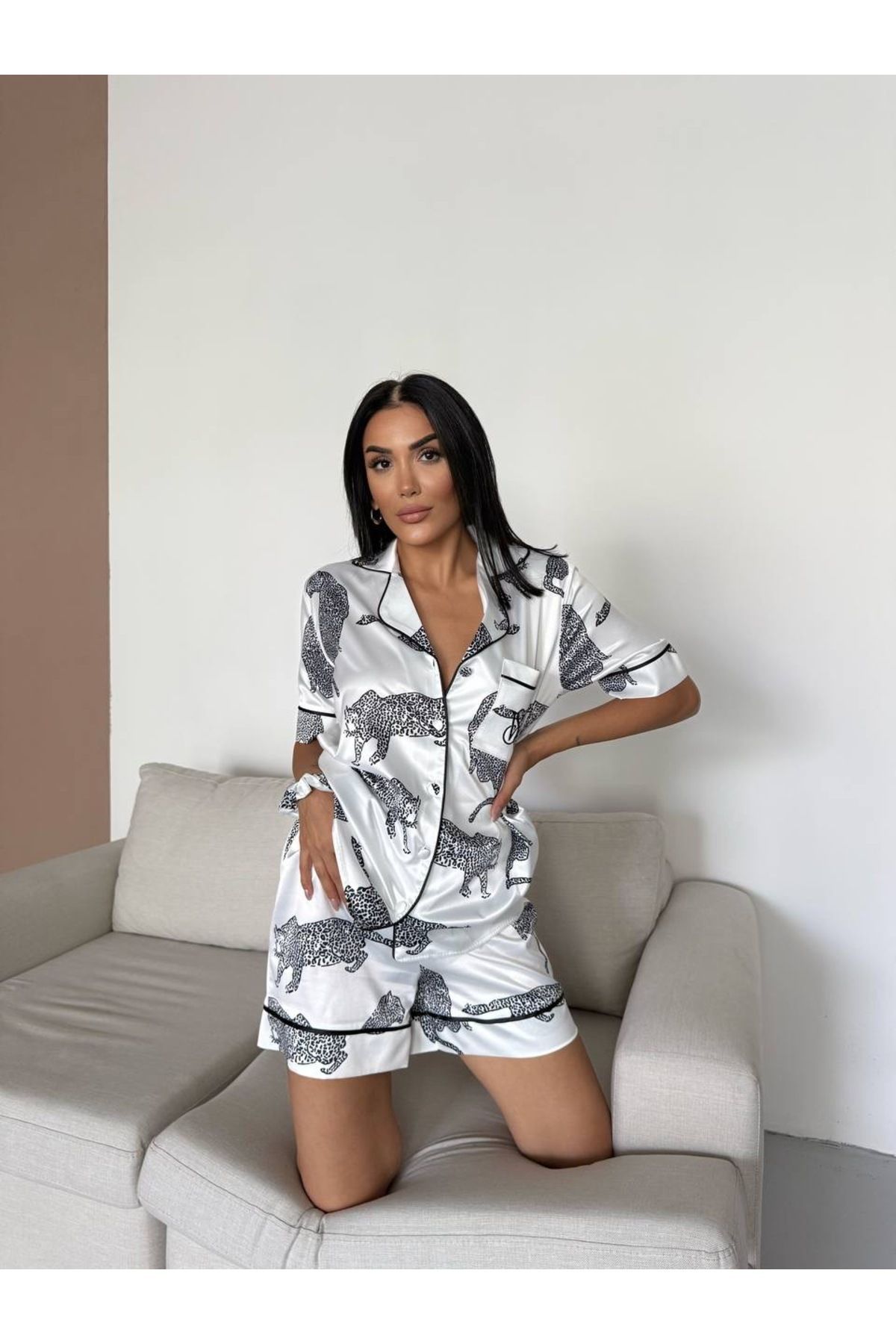 noir boutique BEYAZ LEOPAR FİGÜRLÜ SATEN ŞORTLU PİJAMA TAKIM