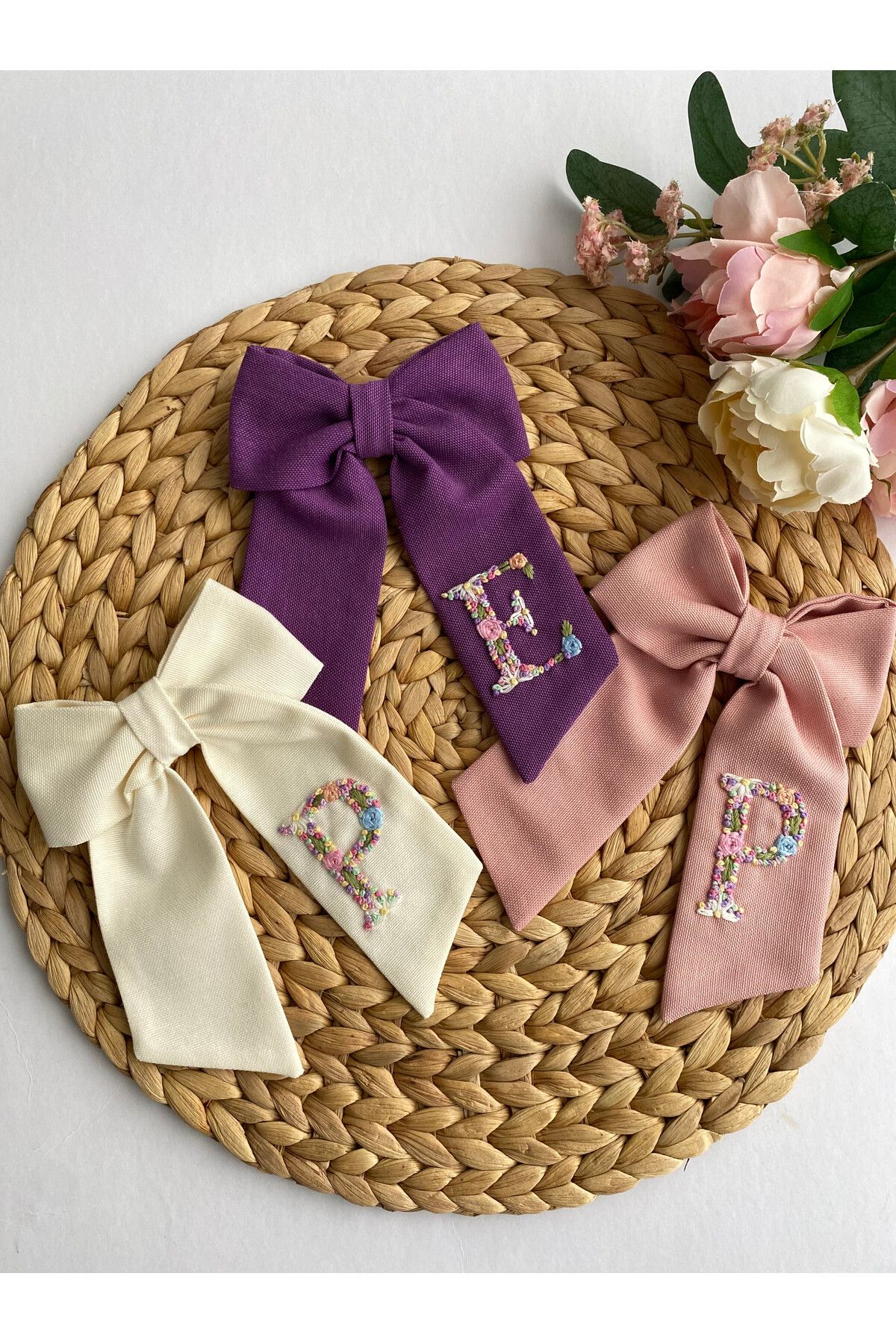 Colorfullkidss Kişiye Özel Kadın El Yapımı Çiçek Nakışlı Harfli Fiyonk Toka