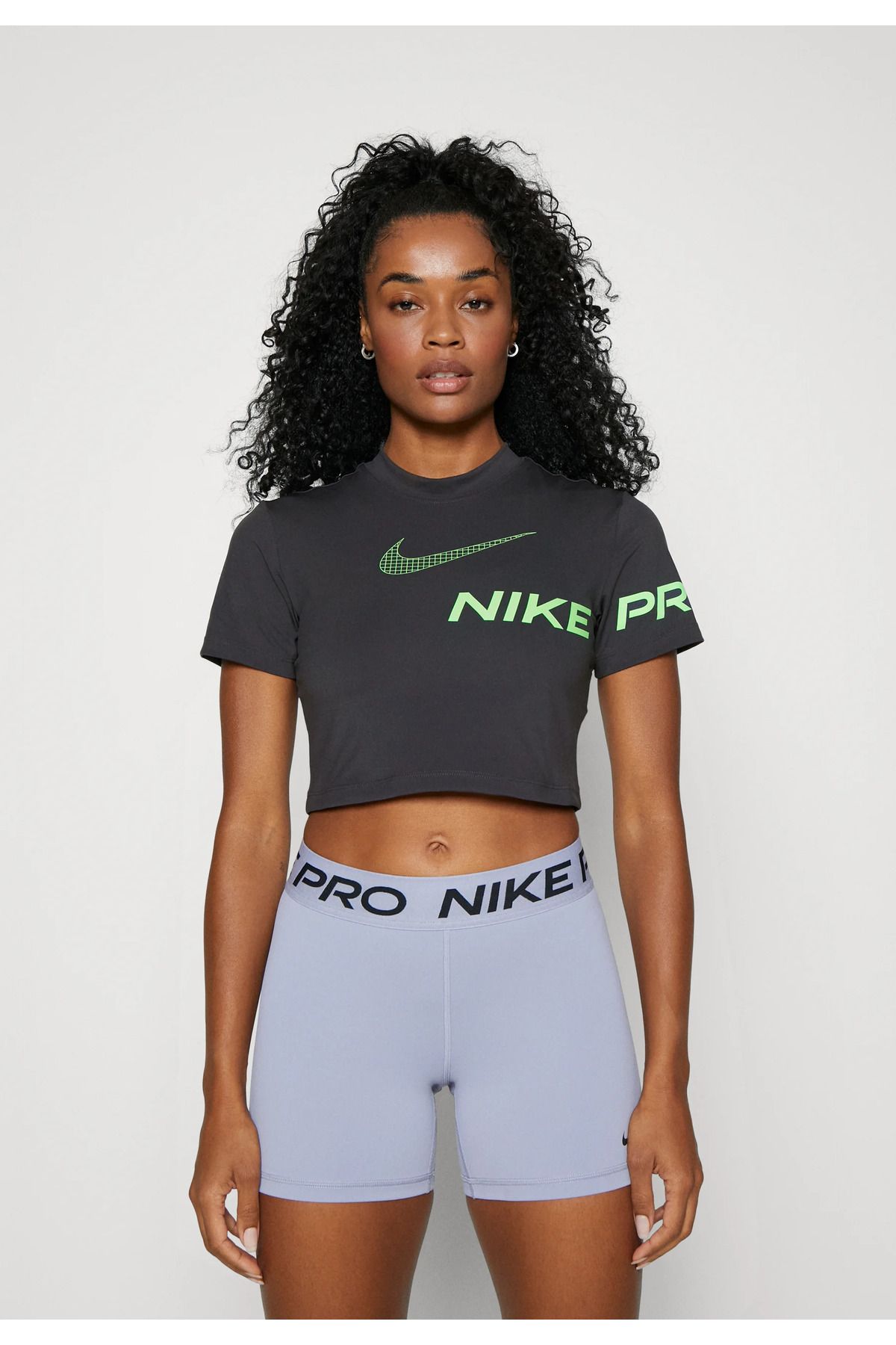 Nike Pro Dri-Fit Cropped Graphic Training Short-Sleeve Kadın Tişört NDD SPORT
