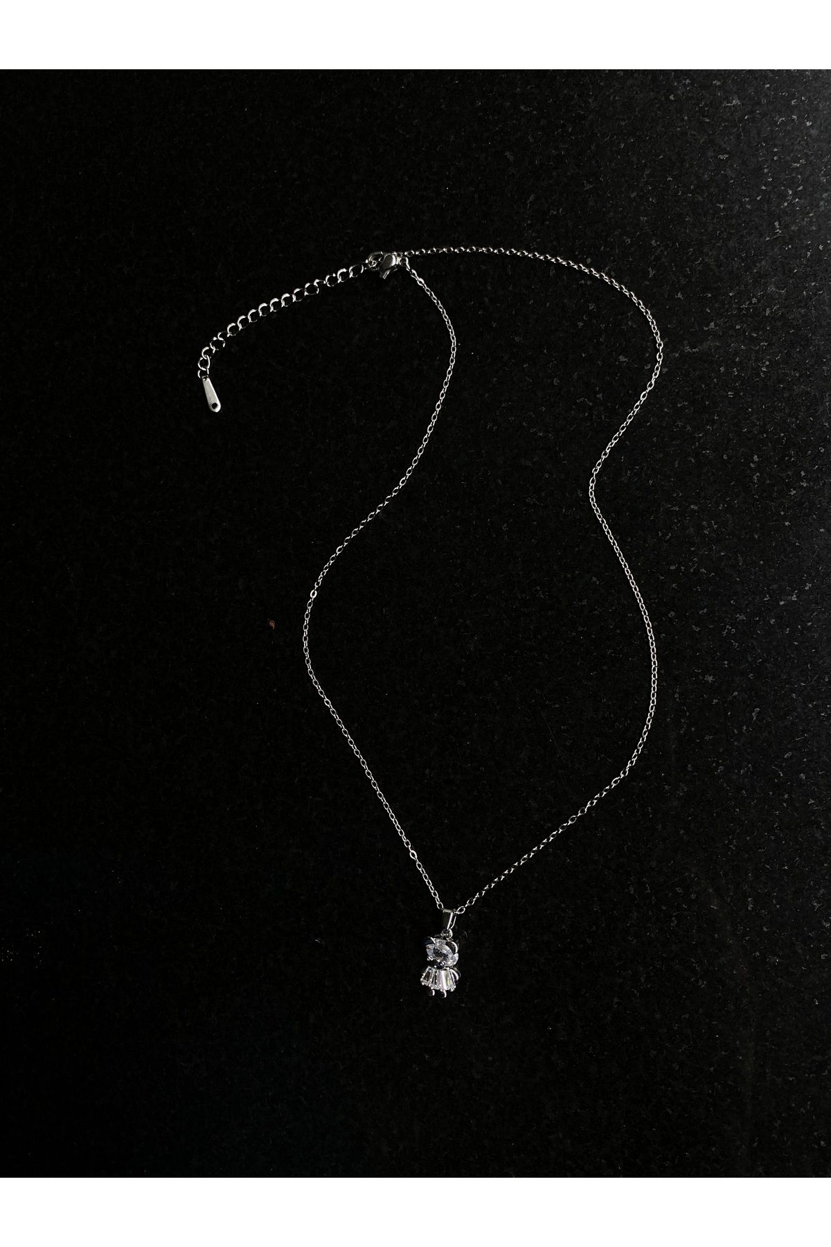 Gök Accessories Kız Figürlü Taşlı Çelik Kolye