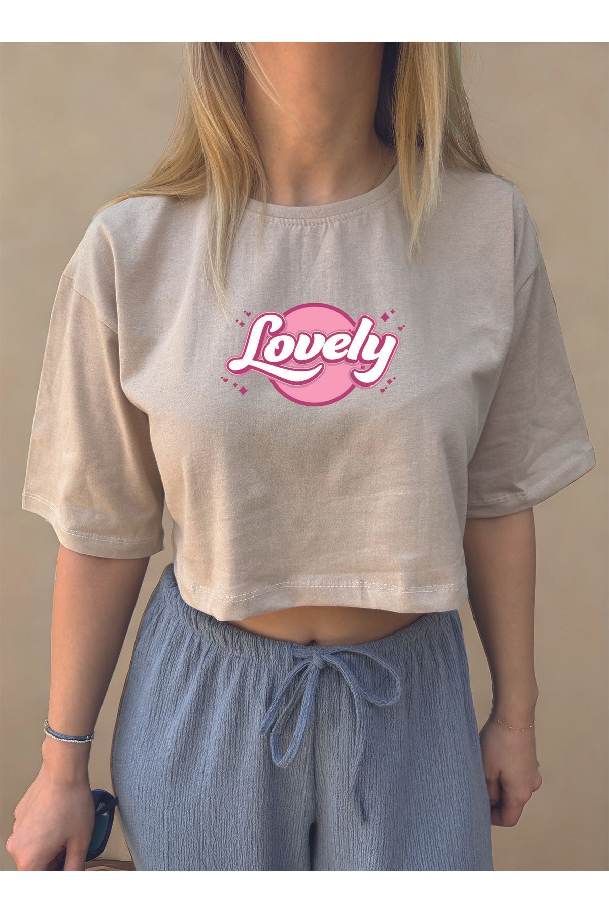 ClubSpaceAstro Kadın Oversize Crop Tişört – LOVELY Baskılı Terletmeyen Kumaş | Yumuşak ve Etkileyici Stil
