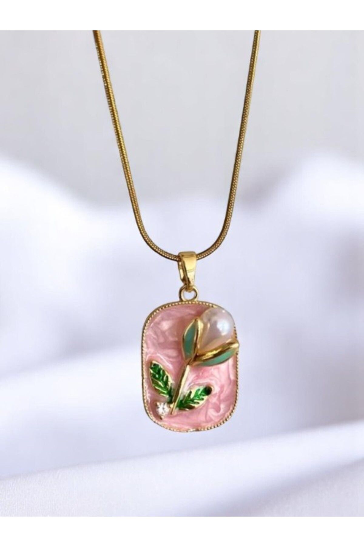Mansura 316L Çelik Gold Renk Zincir Pembe Mineli İncili Çiçek İşlemeli Portre Model Kadın Kolye