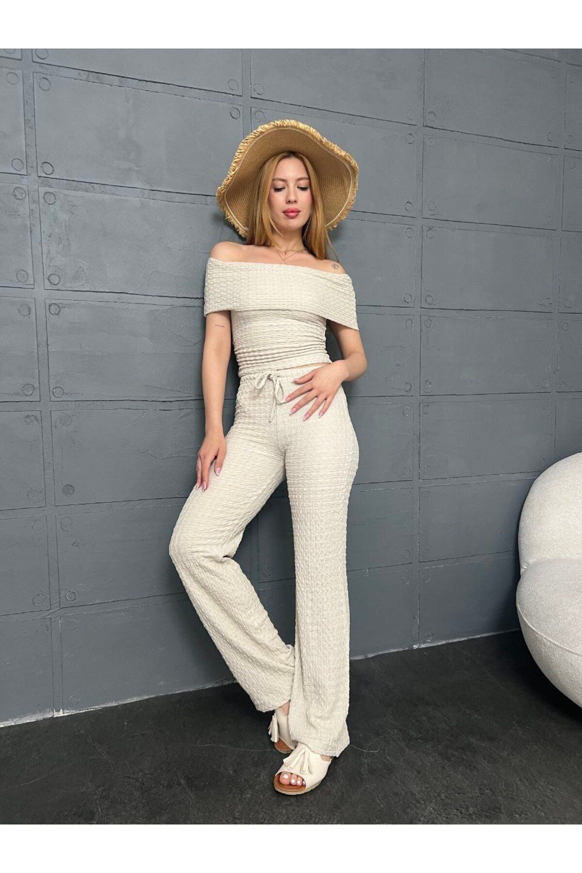 Butik Beyza Esnek Kumaş Rahat Kalıp Madonna Yaka Bluz Pantolon İkili Takım
