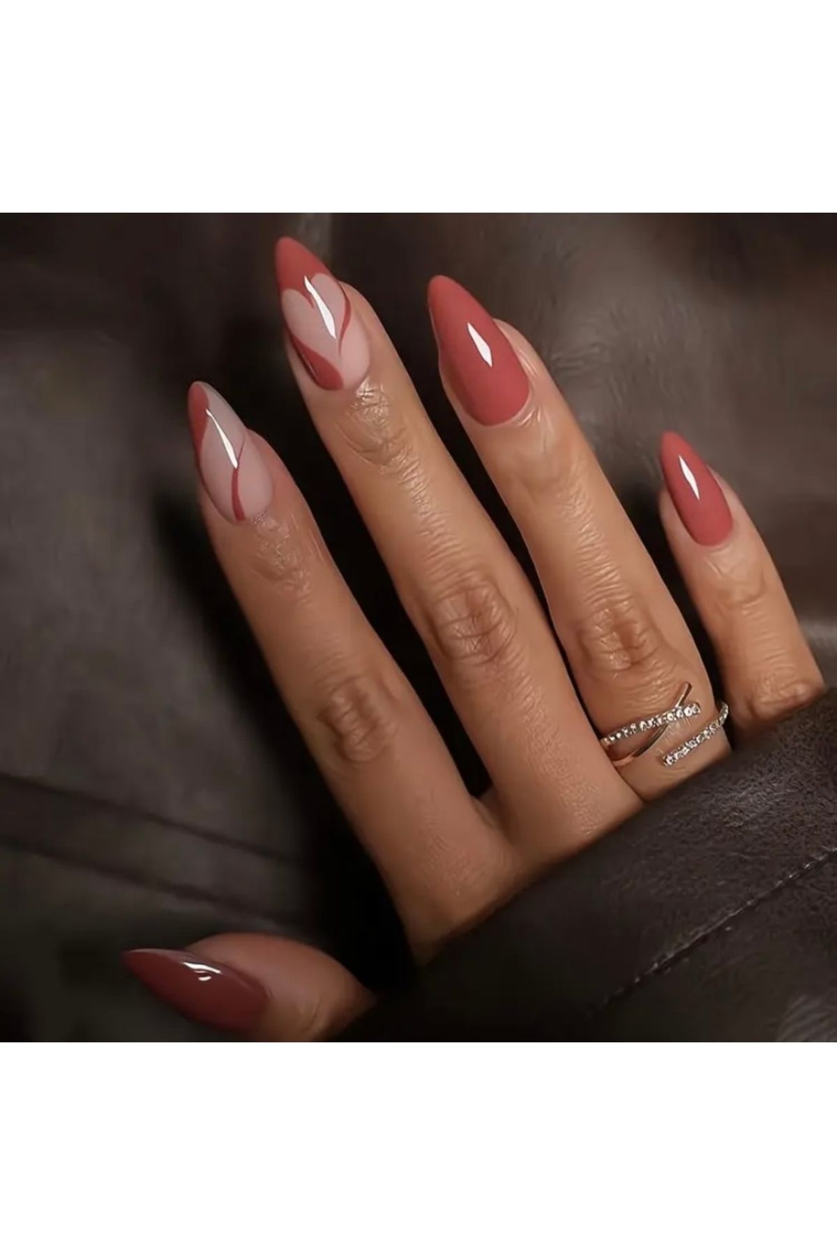 Accessories Vanilla Avenue Romantik Kalp Desenli Badem Kesim Kendinden Yapışkanlı Takma Tırnak Seti 24 Adet