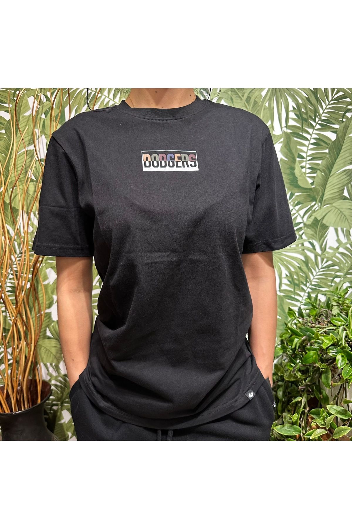 Butik Dodgers Logo Tişört – Sadeliğin Gücü Tarzınla Buluşuyor