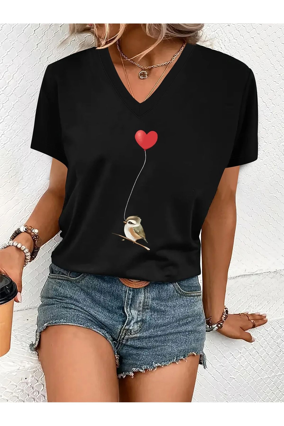 WOODROFFE Kadın Kuş & Kalp Balon Grafik Baskılı V yaka Siyah Beyaz T-Shirt Oversize Salaş