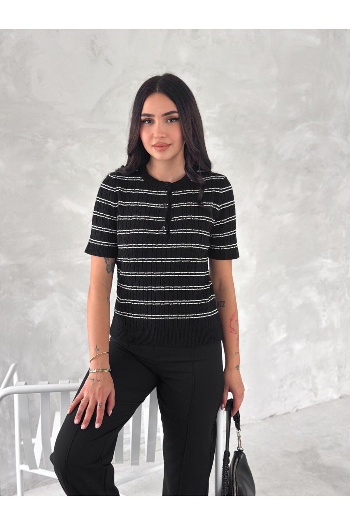 Butik Siyah Çizgili Bisiklet Yaka Kısa Kollu Yazlık Bluz