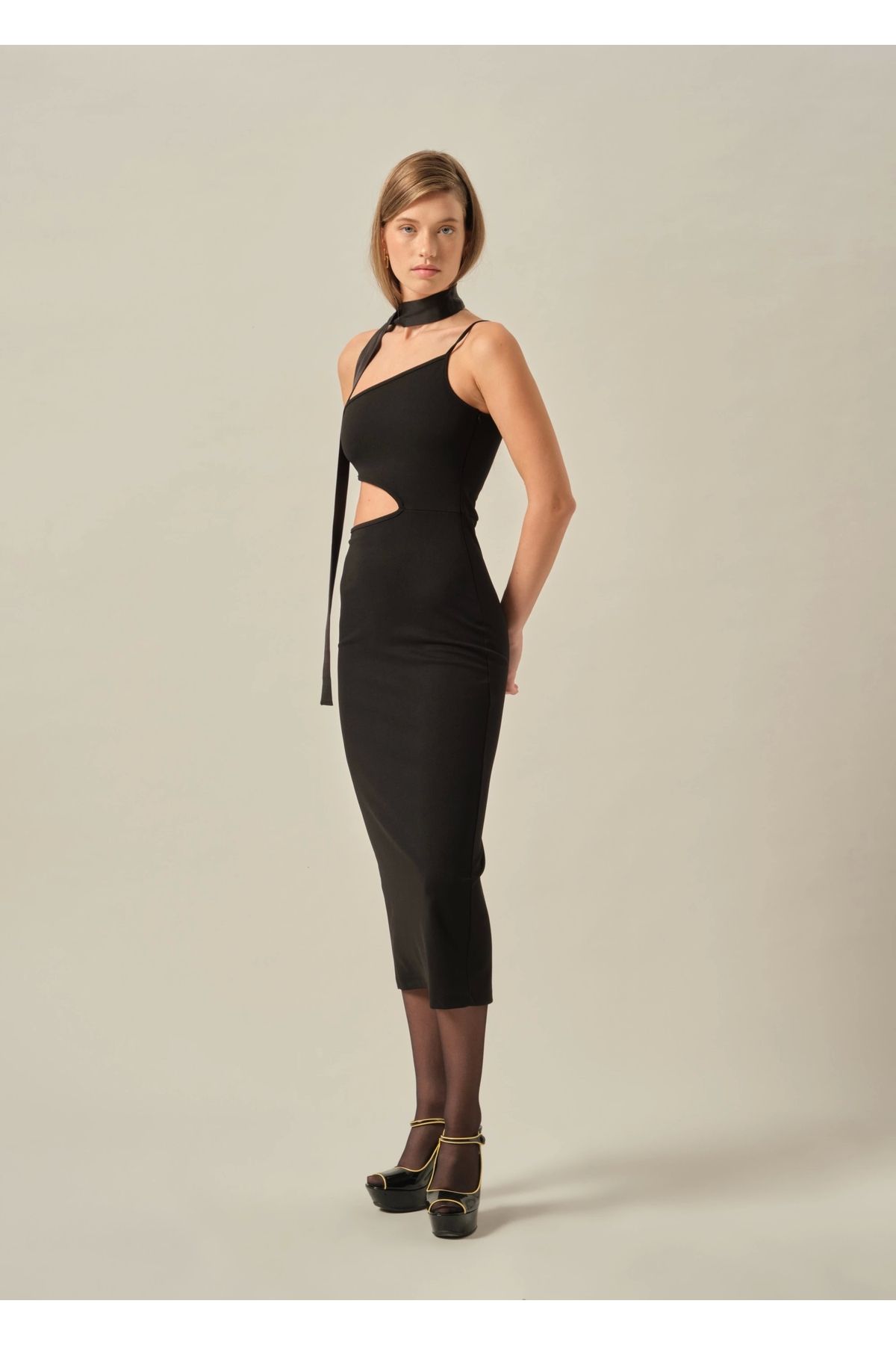 Style BEL DEKOLTELİ SİYAH ELBİSE