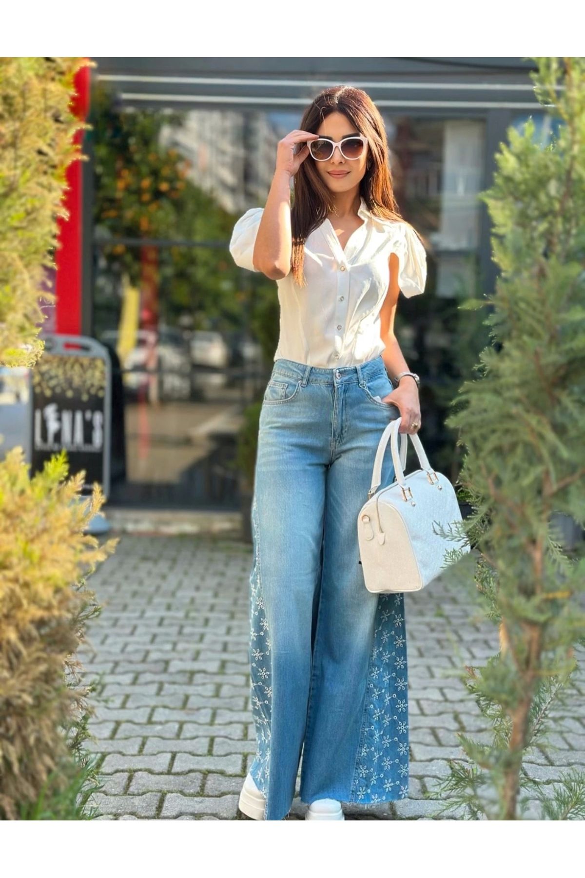 Style YANLARI ÇİÇEK DETAY JEAN PANTOLON