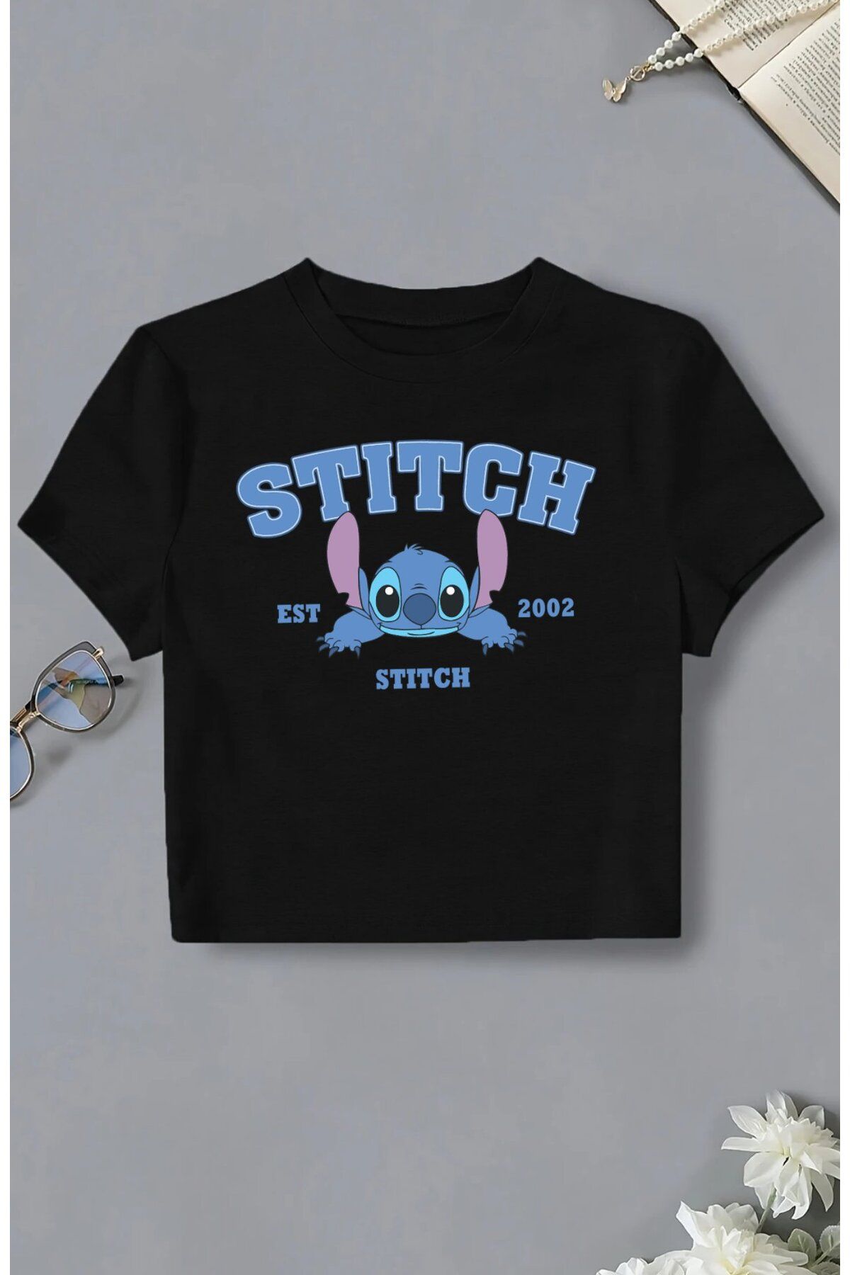 Fuddy Moda Stich Est 2002 Yazılı Crop Top, Kadın Çizgi Film Temalı Crop Bluz