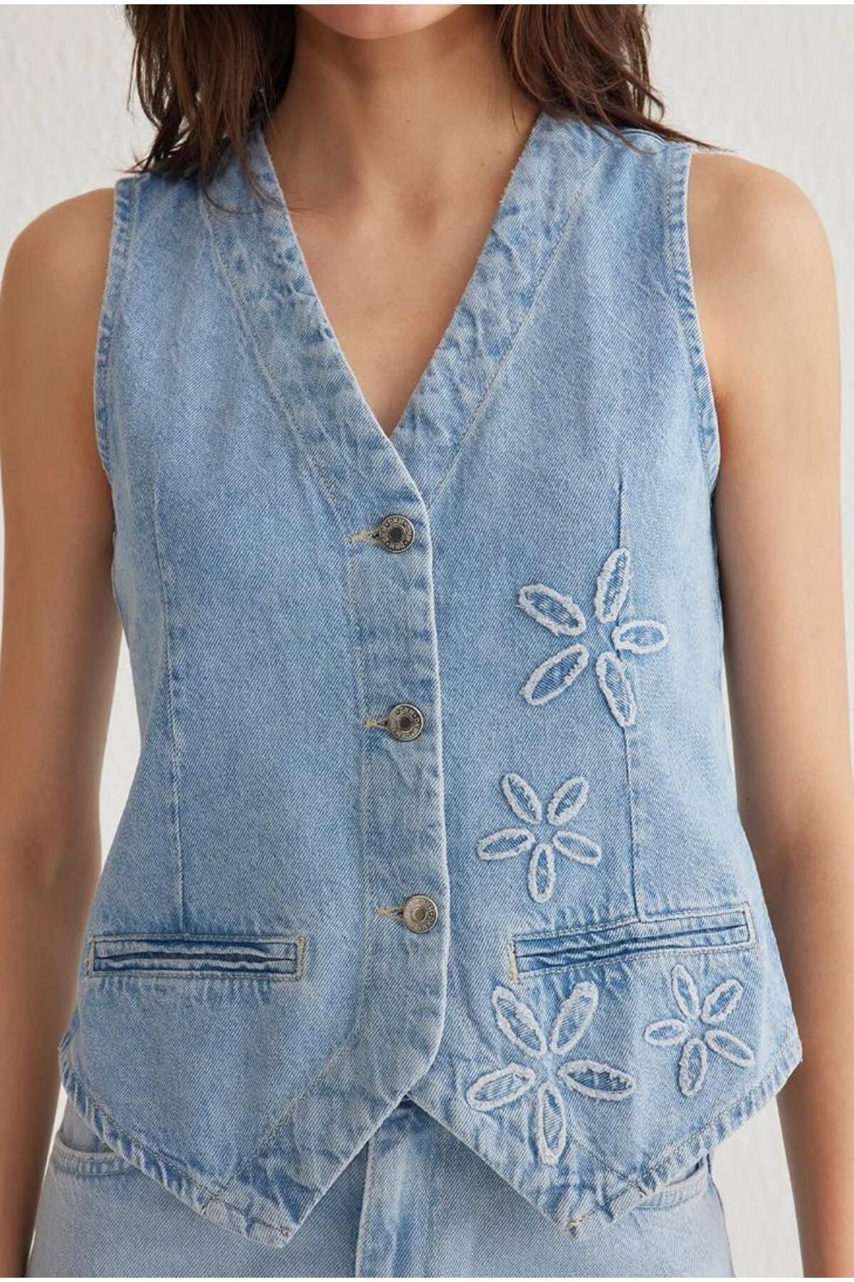 KARACAN COMPANY Açık Mavi Çiçek Nakışlı V Yaka Denim Yelek