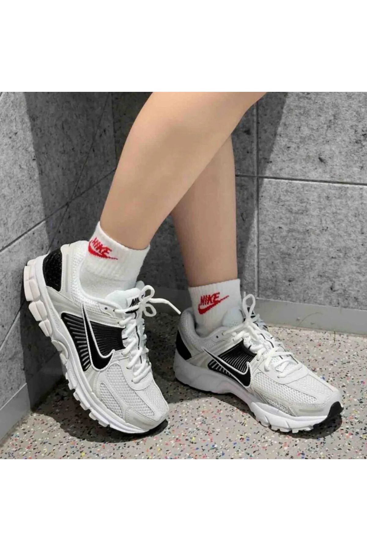 Nike Vomero 5 Beyaz - Siyah Spor Ayakkabı TUBI