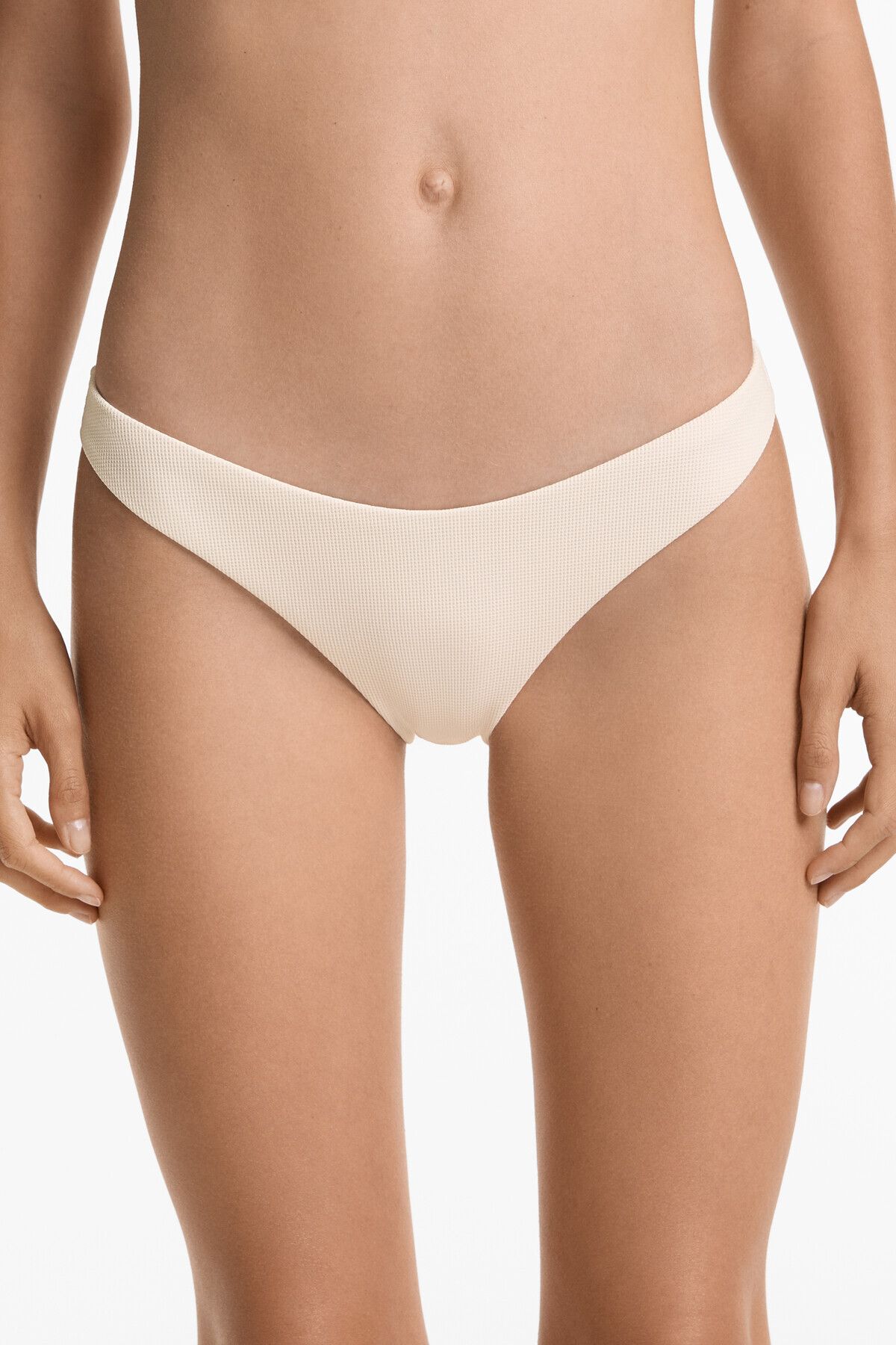 Oysho U kesim orta kapatıcılıkta pike bikini altı