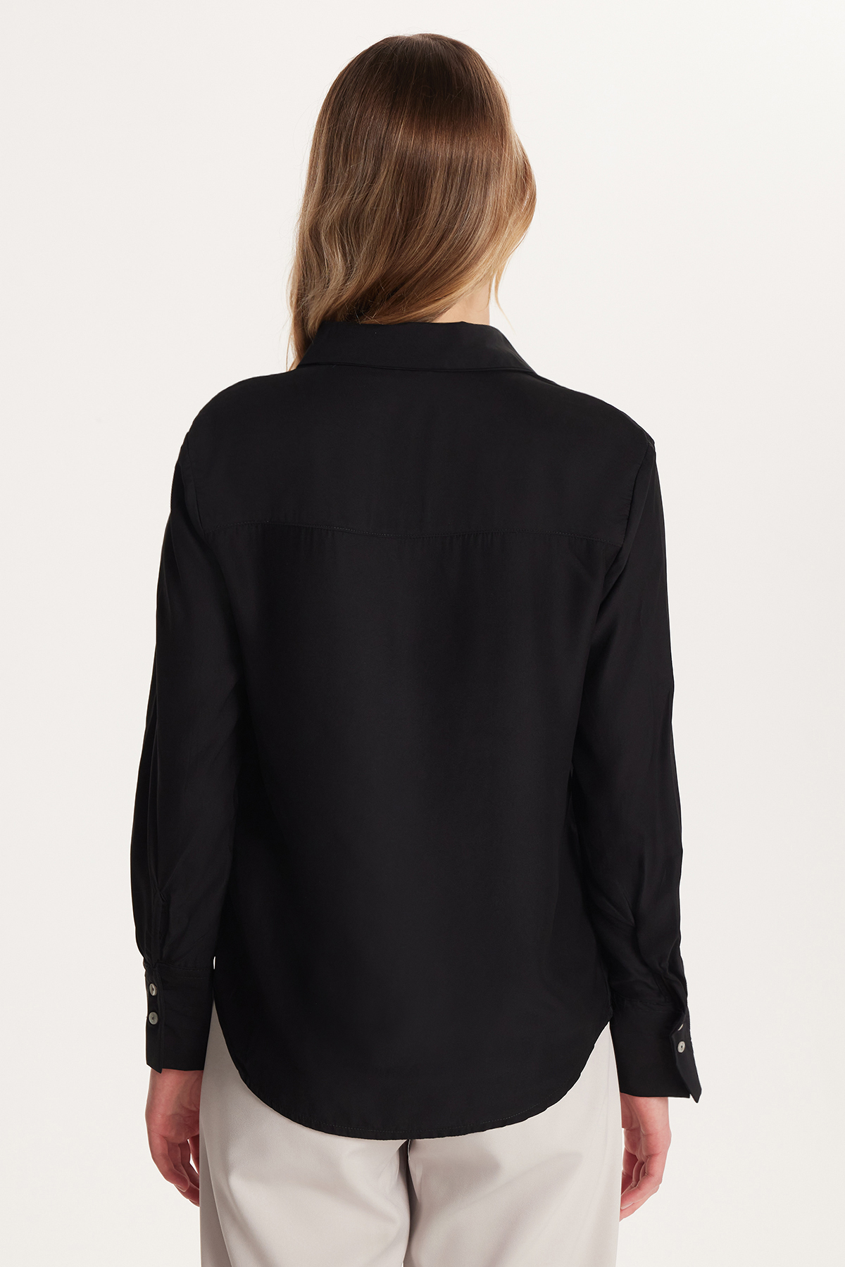 Tudors  Kadın Relax Fit Rahat Kesim Satenli Kumaş Siyah Uzun Manşet Düz Gömlek - Görsel 5