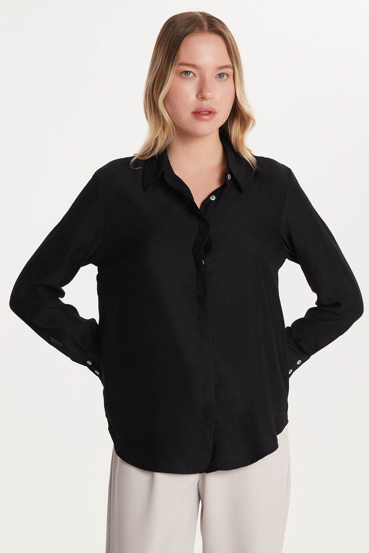 Tudors  Kadın Relax Fit Rahat Kesim Satenli Kumaş Siyah Uzun Manşet Düz Gömlek - Görsel 4