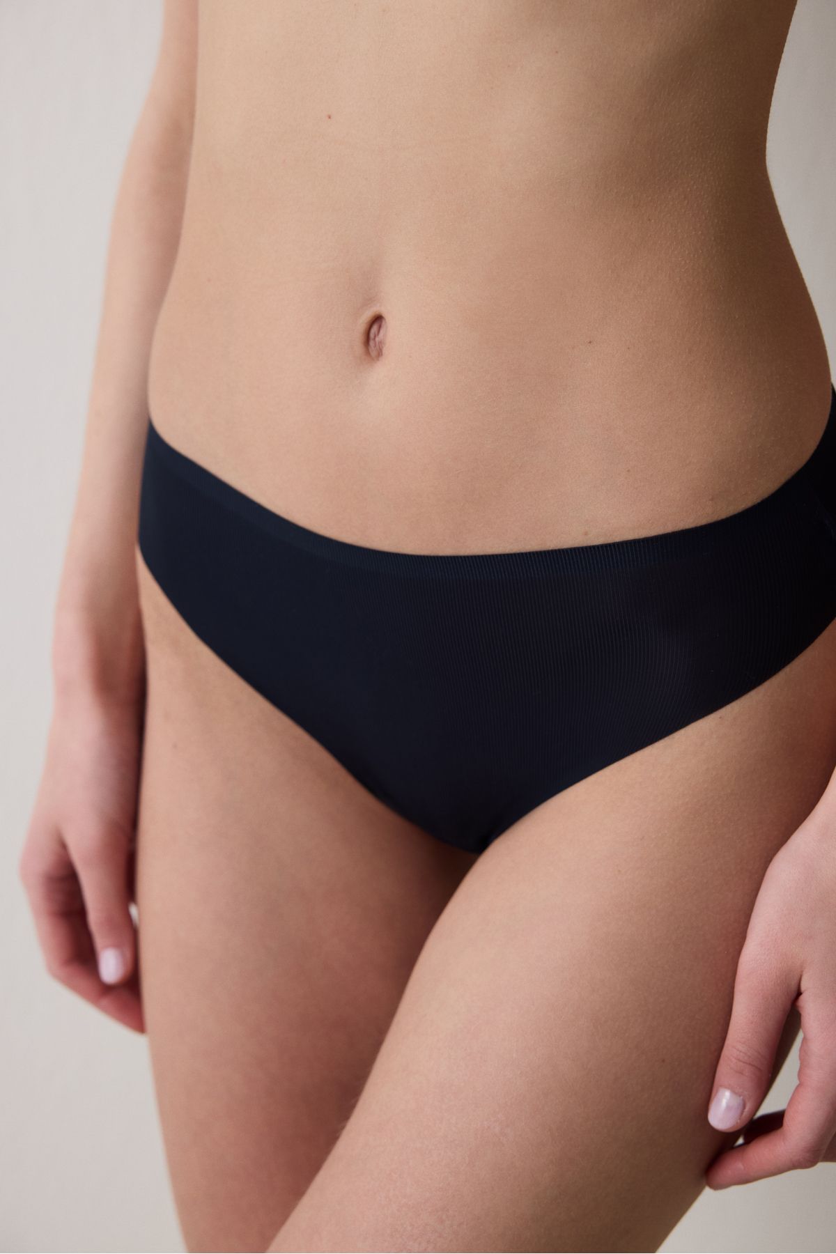 Penti-Zerogram - Invisible Light Black Slip Panties 1
