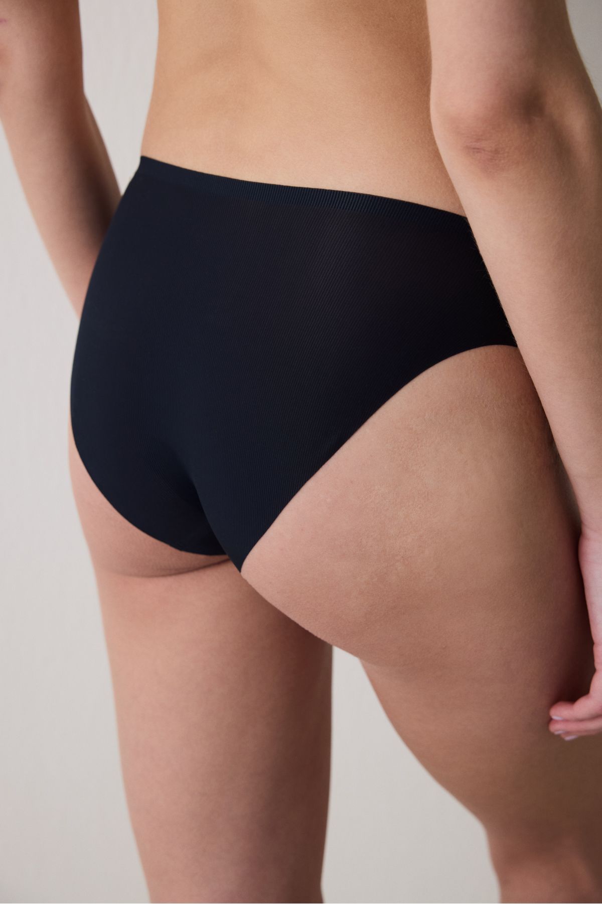 Penti-Zerogram - Invisible Light Black Slip Panties 2