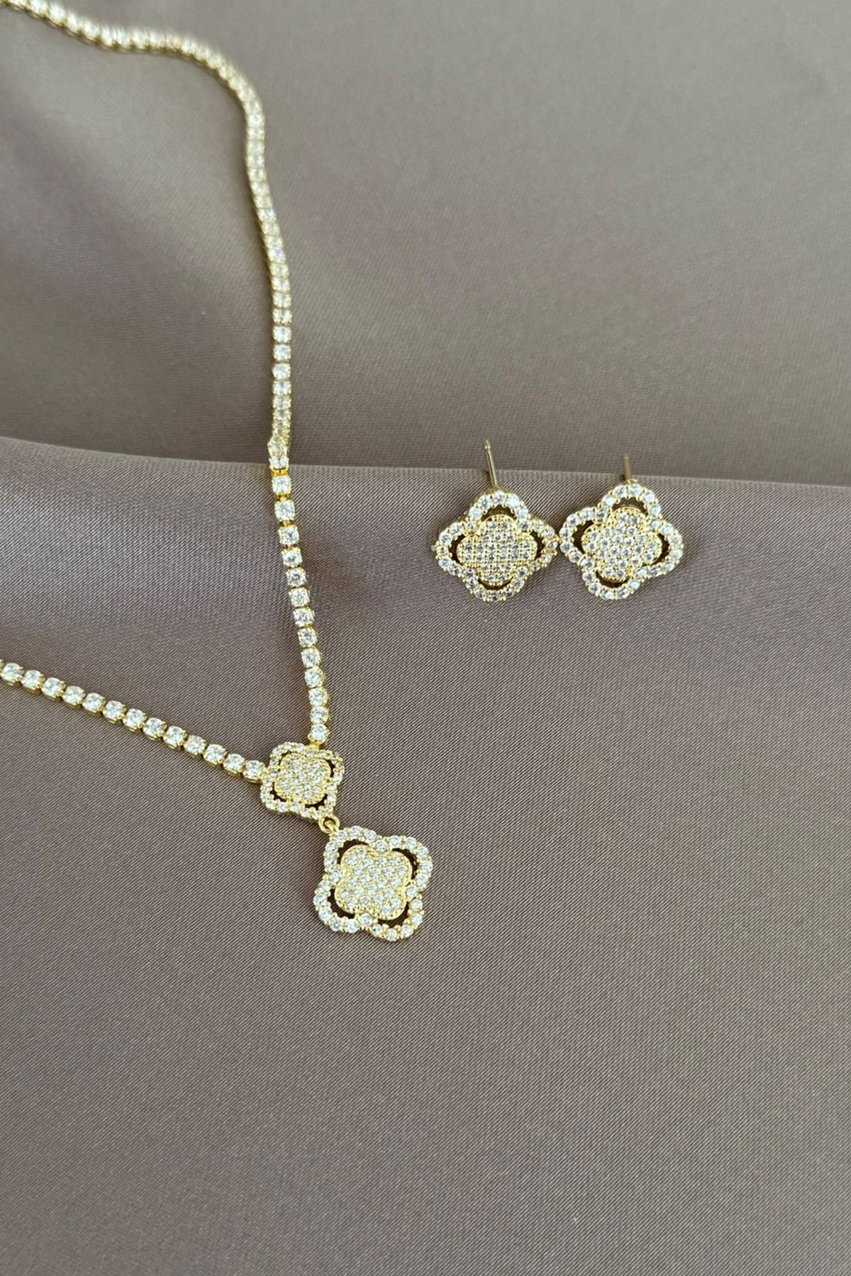 laria jewelry Yonca Kolye Set
