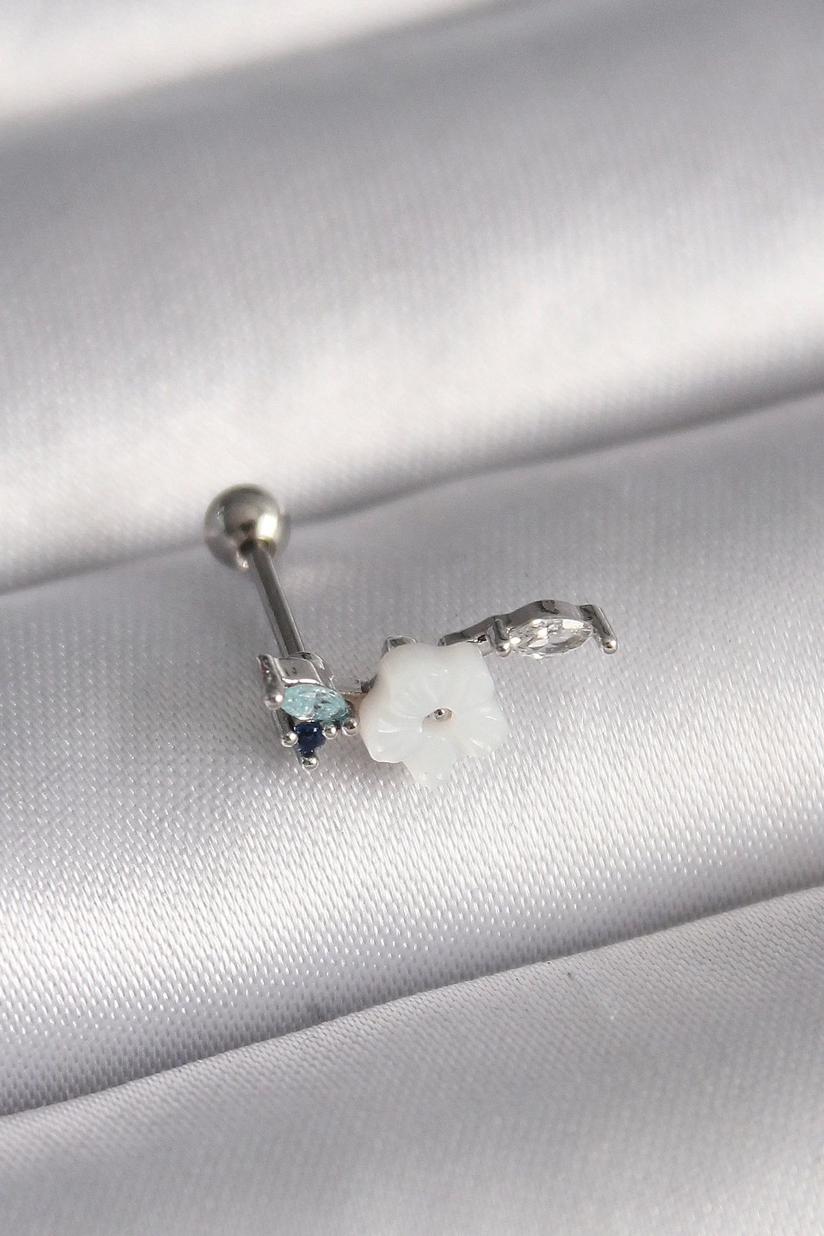 STOREMAX 316L Çelik Gümüş Renk Zirkon Taş Detay Beyaz Çiçek Model Tragus Piercing