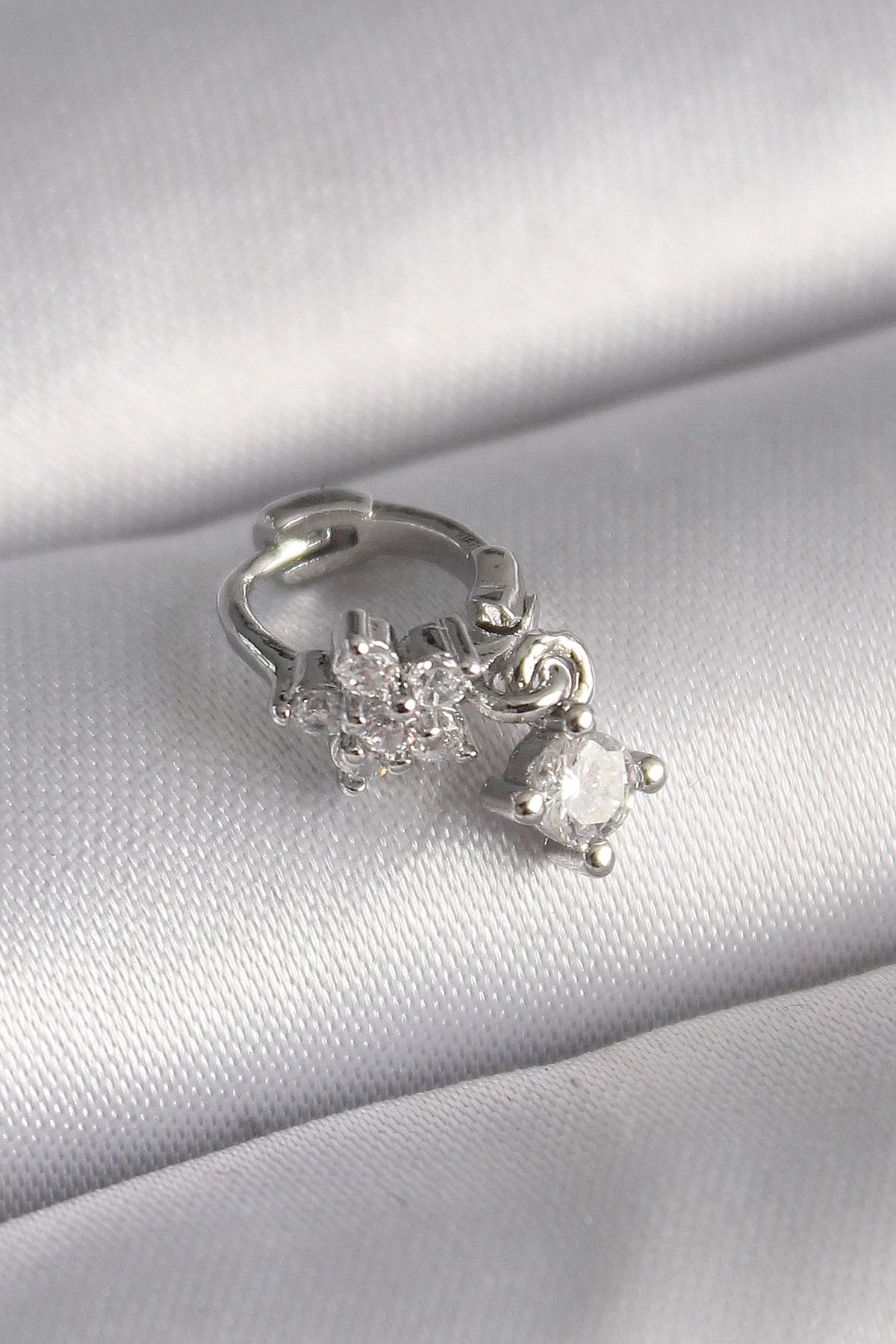 No8 Home 316L Çelik Gümüş Renk Zirkon Taşlı Çiçek Model Sallantı Detay Tragus Piercing