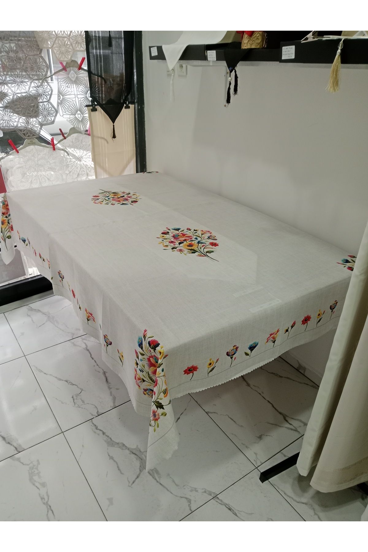 Home Dertsiz Leke Tutmaz Masa Örtüsü (Kanaviçeli Açık renkli)