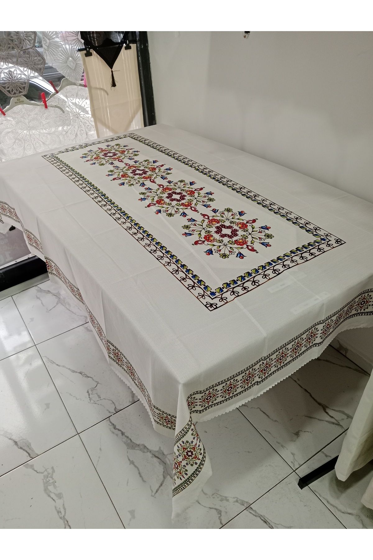Home Dertsiz Leke Tutmaz Masa Örtüsü (Kanaviçeli)