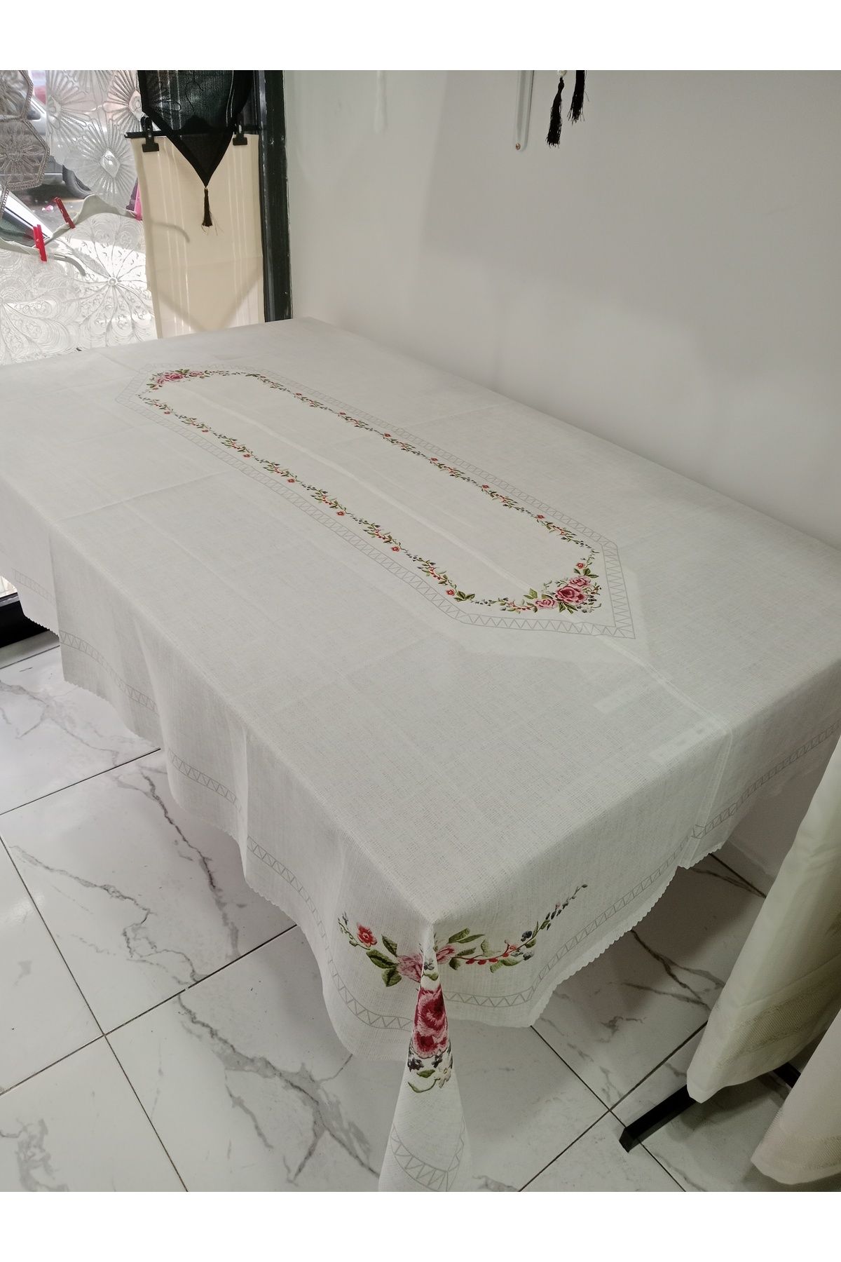 Home Dertsiz Leke Tutmaz Masa Örtüsü (Çiçekli Kanaviçeli)