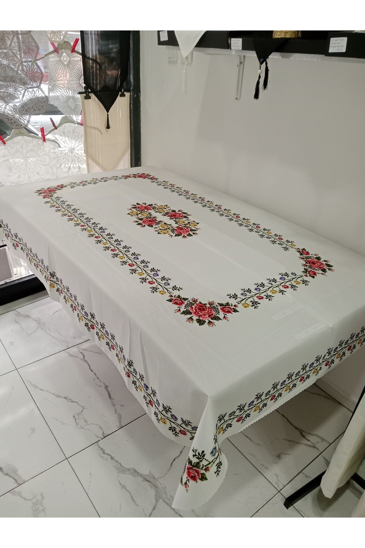 Elisam Dertsiz Leke Tutmaz Masa Örtüsü (Kanaviçeli)