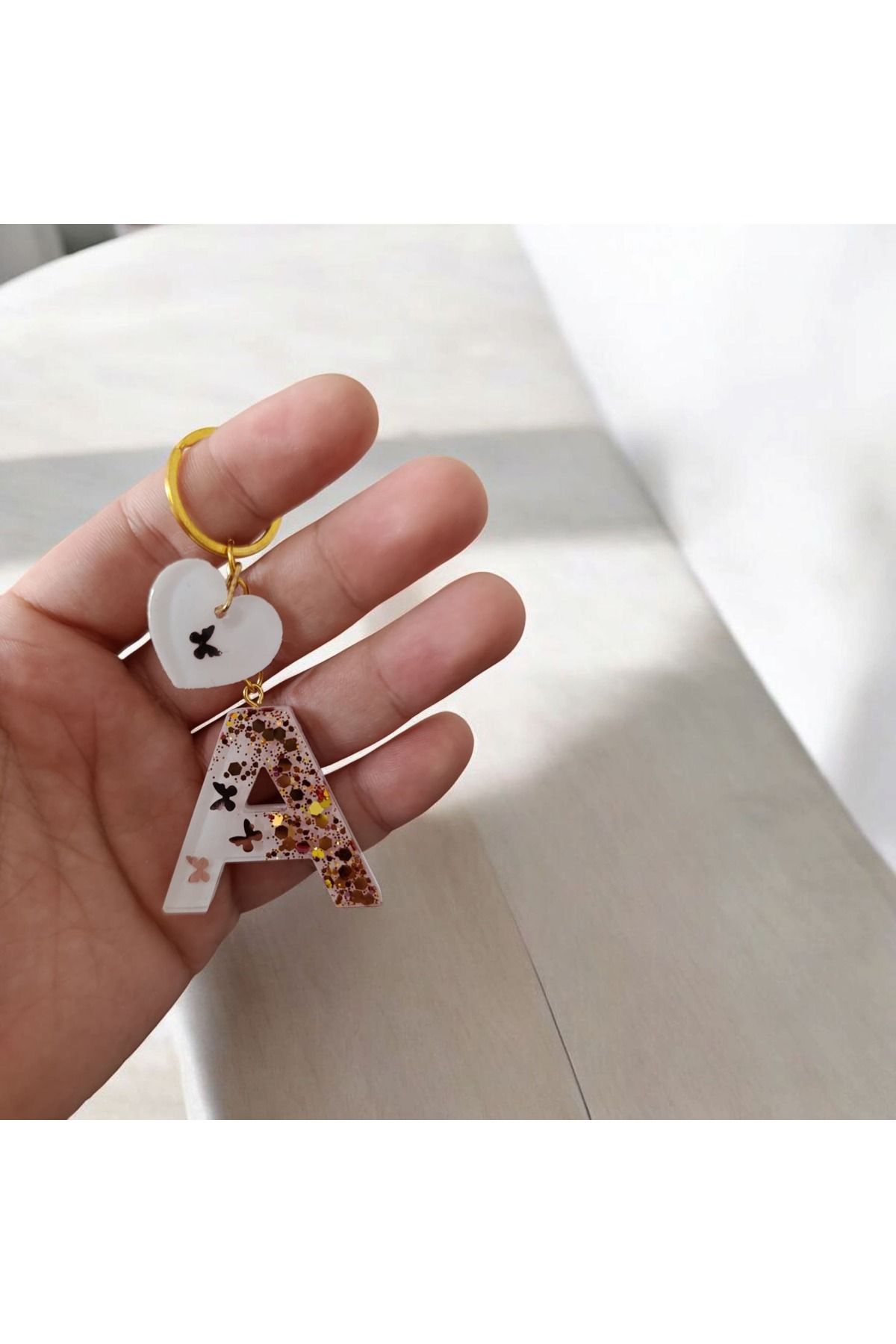 Wens Epoksi Epoksi Harf Anahtarlık Beyaz Renk Kelebek ve Pul Süslemeli Gold Halka A harfi ve Kalp Figürü