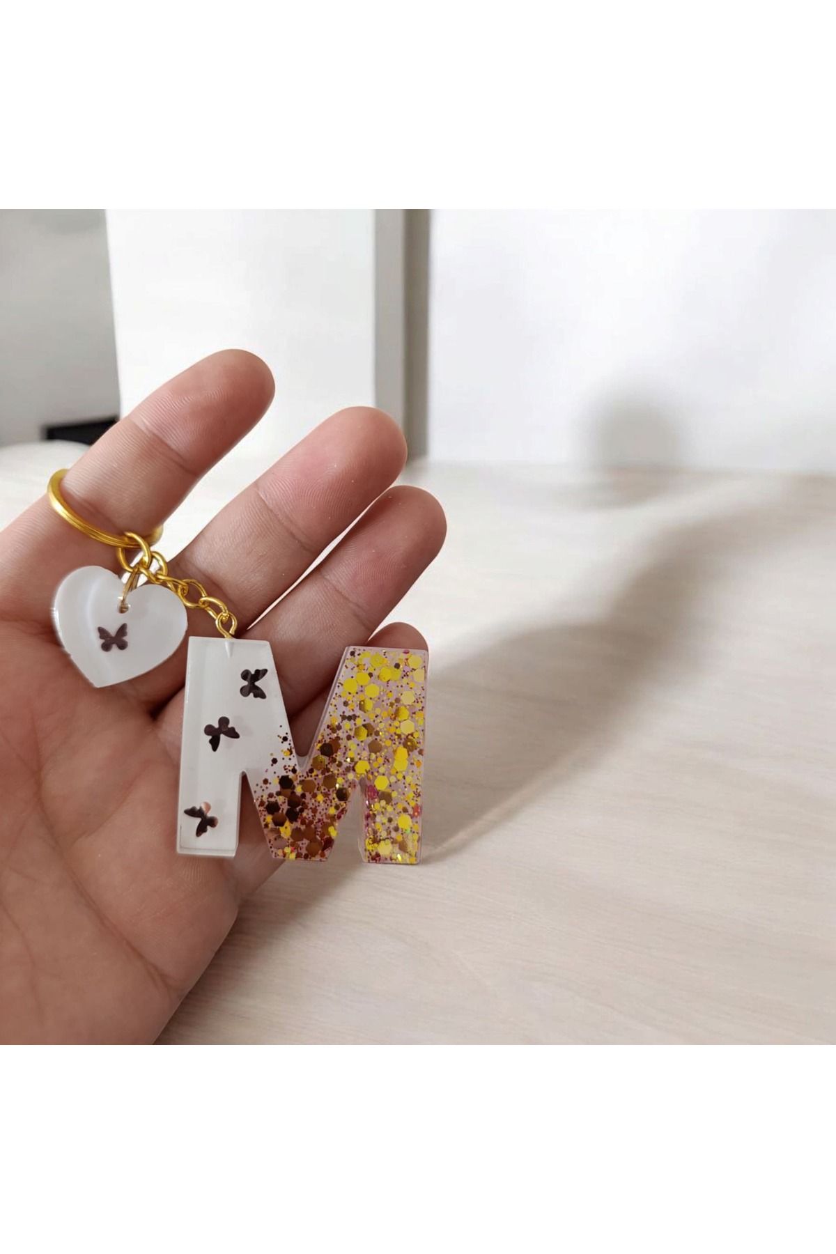 Wens Epoksi Epoksi Harf Anahtarlık Beyaz Renk Kelebek ve Pul Süslemeli Gold Halka M harfi ve Kalp Figürü
