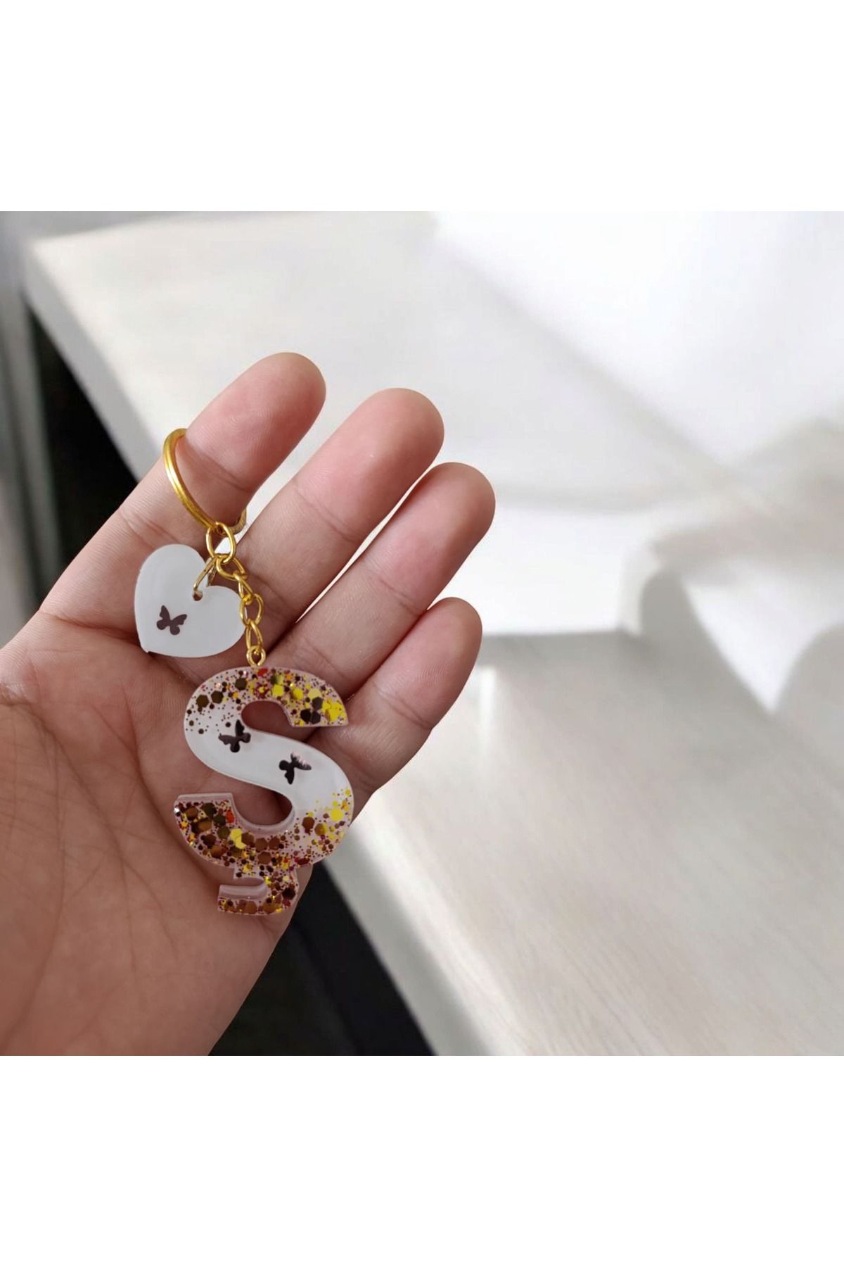 Wens Epoksi Epoksi Harf Anahtarlık Beyaz Renk Kelebek ve Pul Süslemeli Gold Halka Ş harfi ve Kalp Figürü