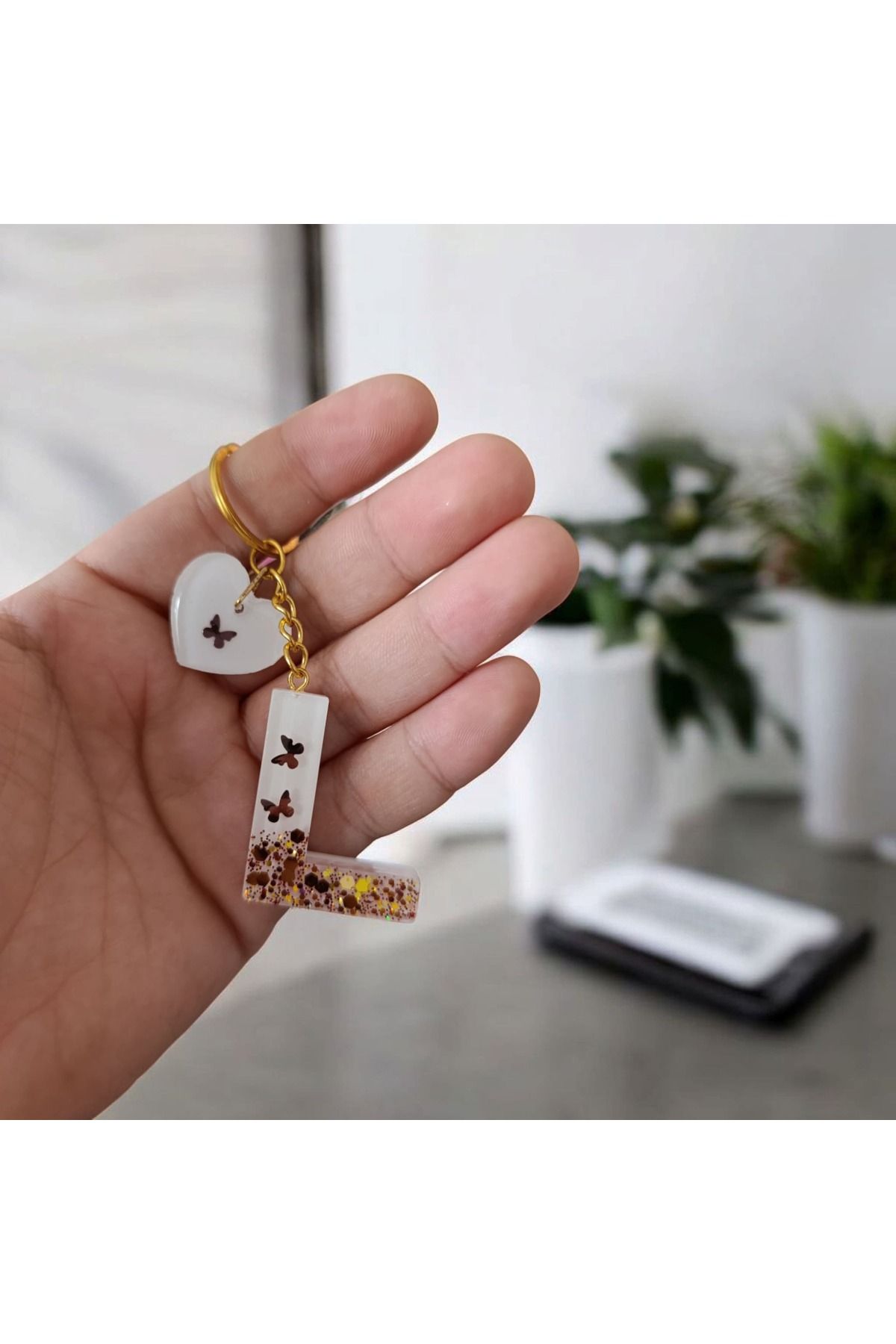 Wens Epoksi Epoksi Harf Anahtarlık Beyaz Renk Kelebek ve Pul Süslemeli Gold Halka L harfi ve Kalp Figürü