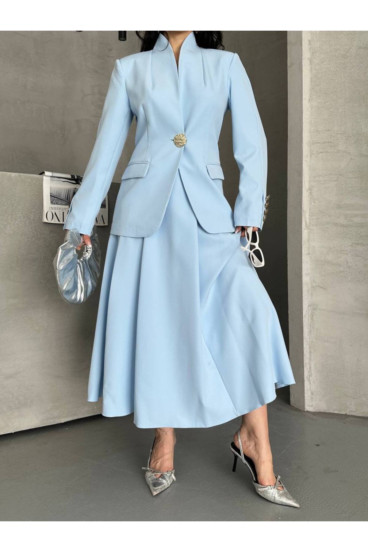 Ensemble jupe à boutons dorés - Chic et élégant - Görsel 4