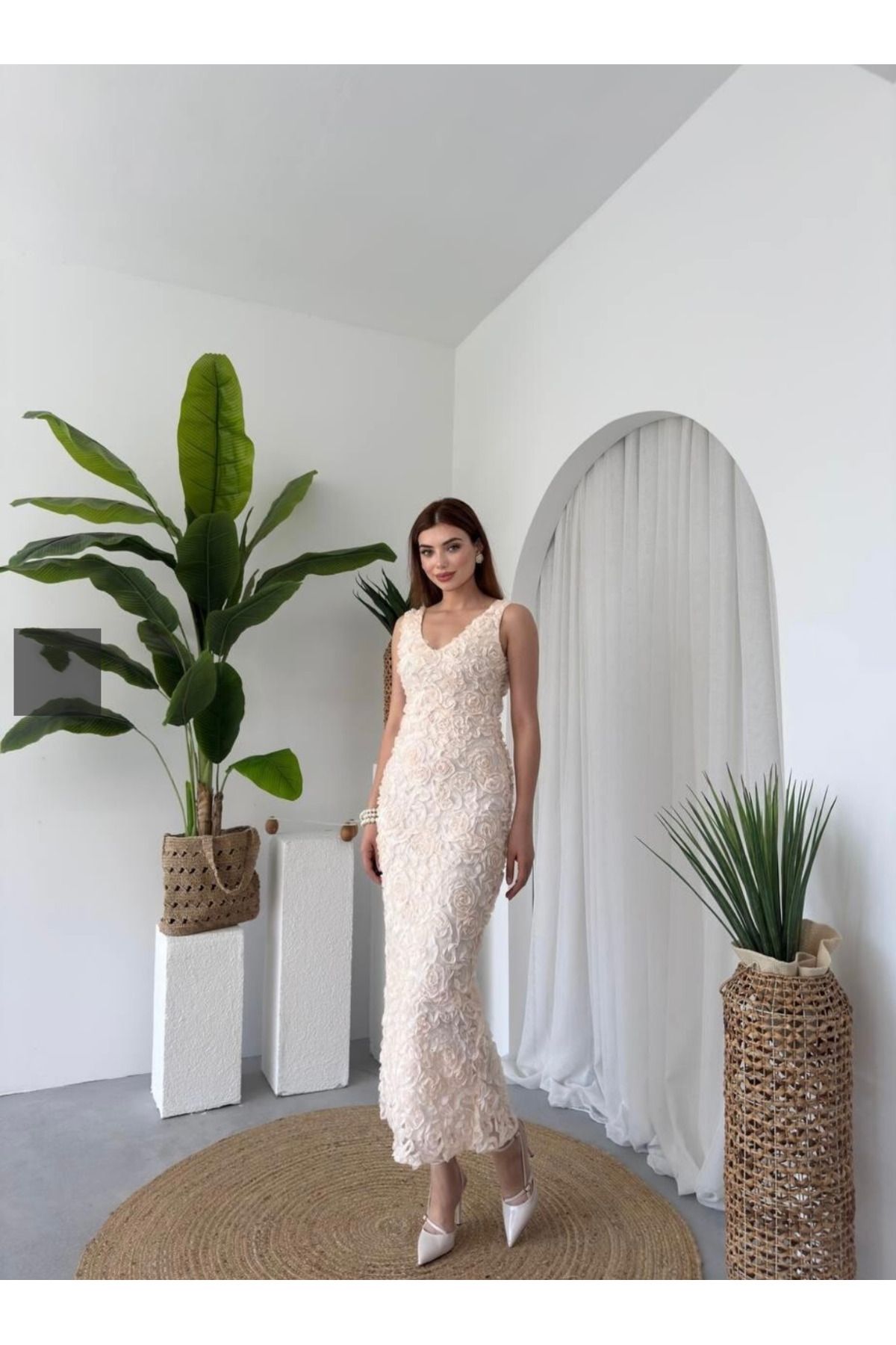 Tumtum Wear Gül Detaylı Işlemeli Yırtmaçlı Elbise
