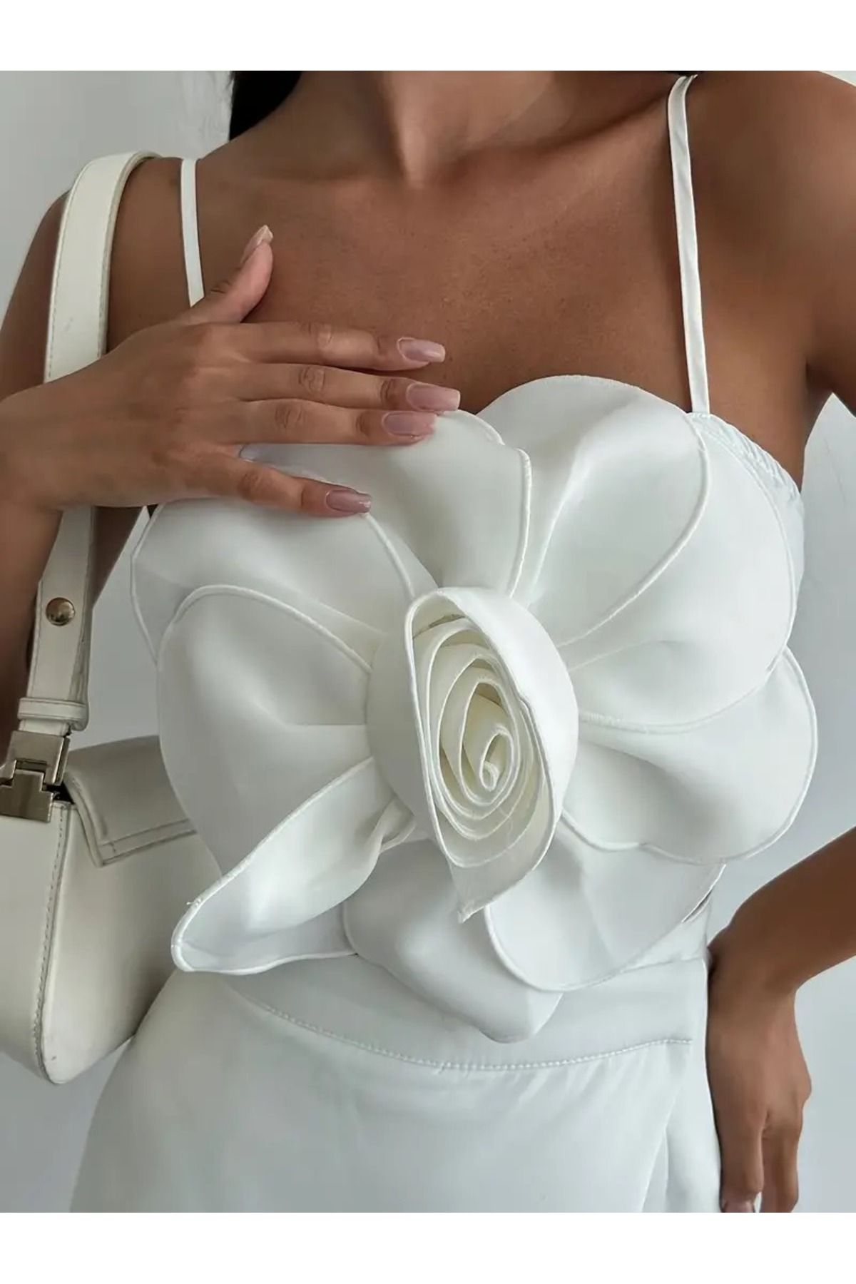 sitriva Kadın 3D Çiçek Detaylı Askılı Beyaz Crop Bluz