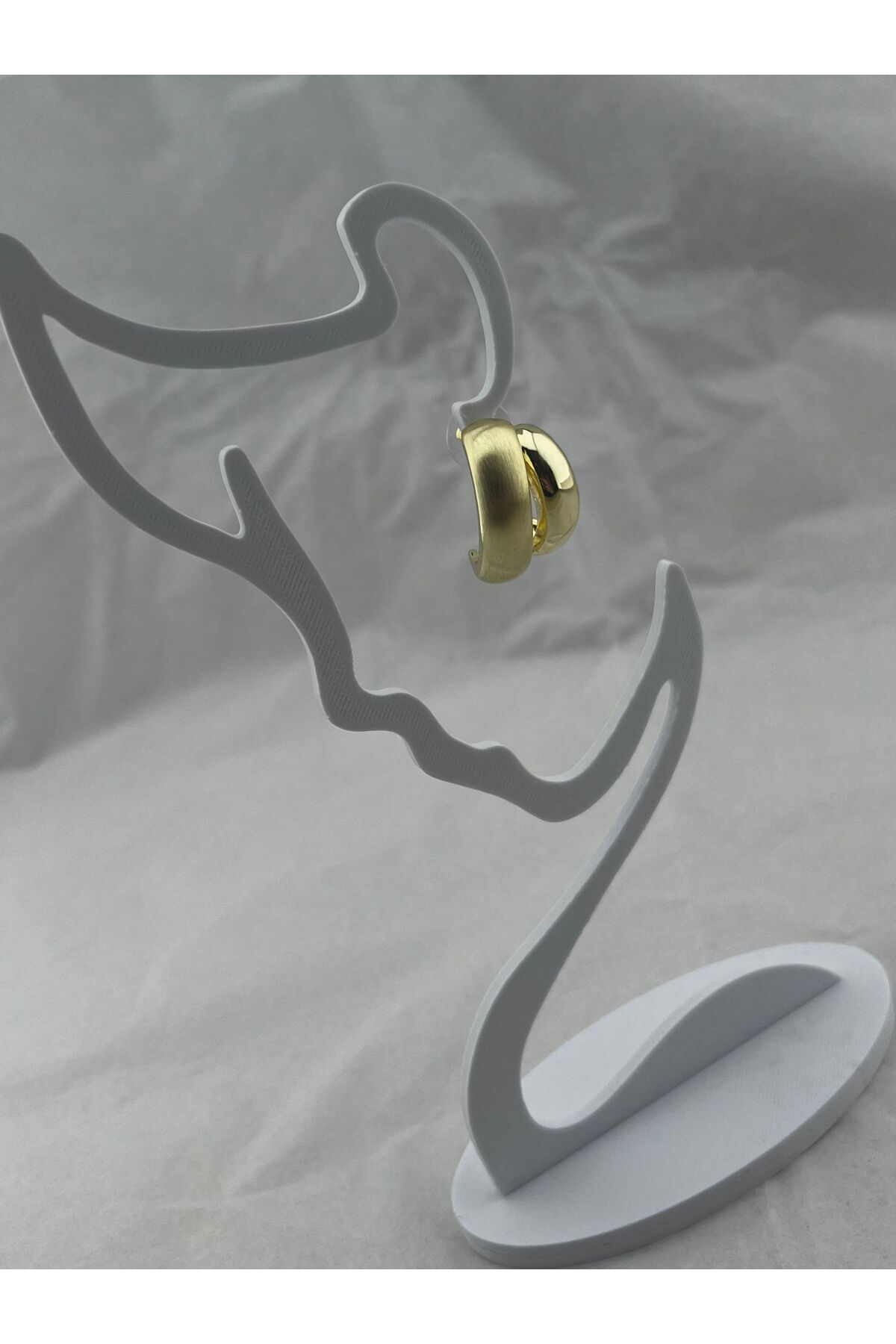 Venom Boutique Bijouterie Accessory Kalın Yarım Halka Gold - Mat Altın Kaplama Şık ve Modern Tasarım KÜPE